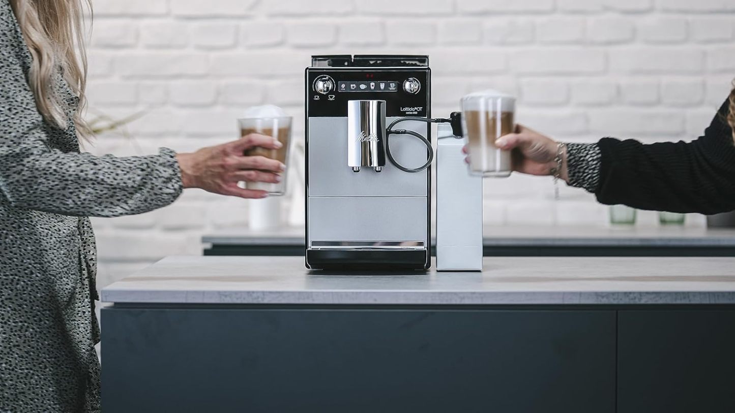 Melitta Latticia OT - Kaffeevollautomat mit Milchsystem, Kaffeemaschine mit Mahlwerk für z. B. Kaffee oder Cappuccino, silber/schwarz