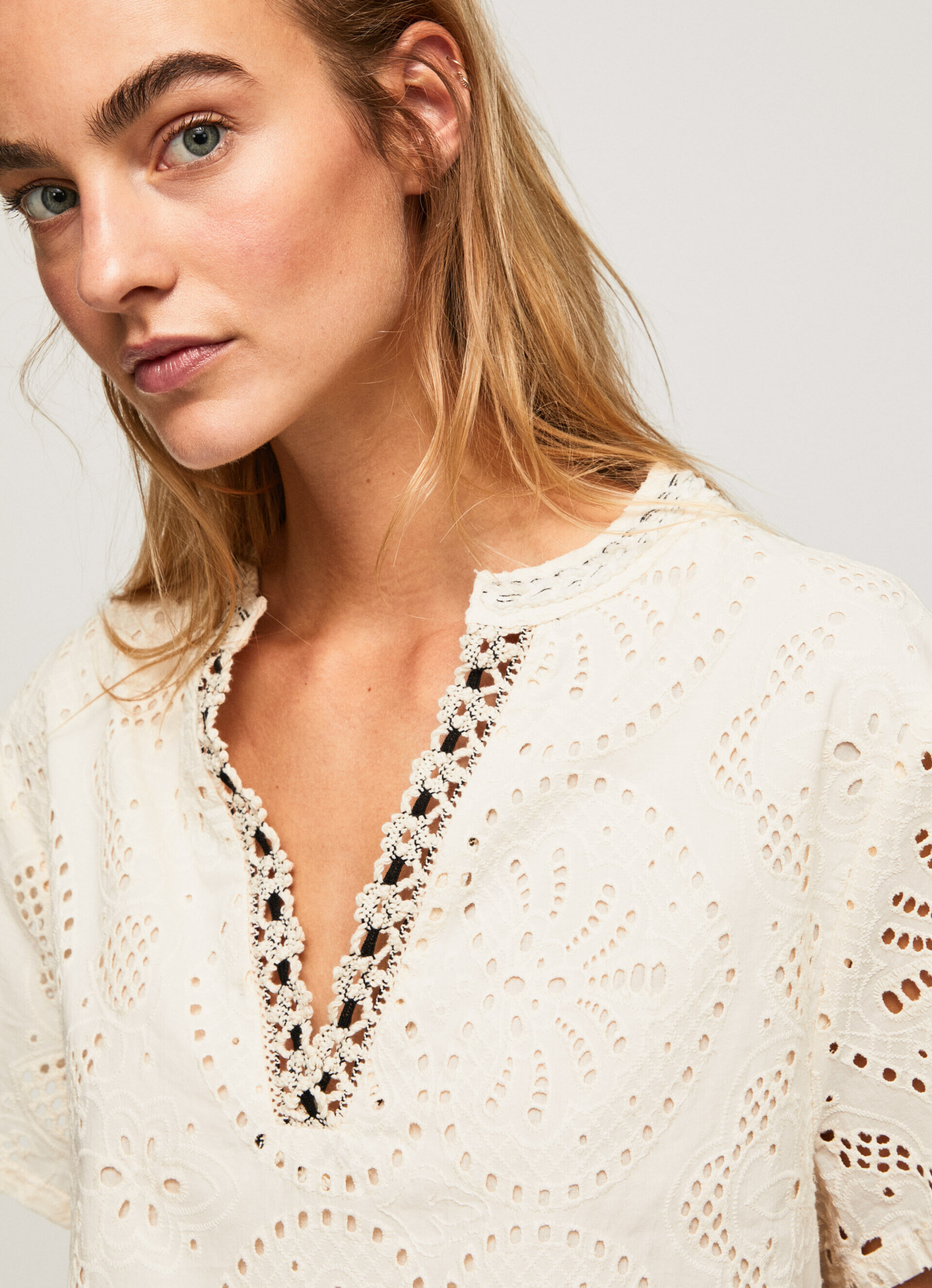 Blusa com detalhes decorativos na abertura - branco manteiga