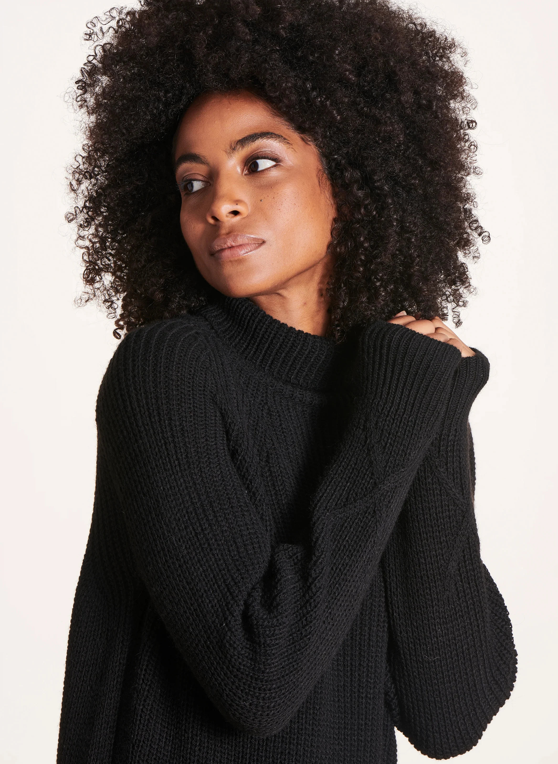 Robe mi-longue col montant en maille côtes perlées | Noir