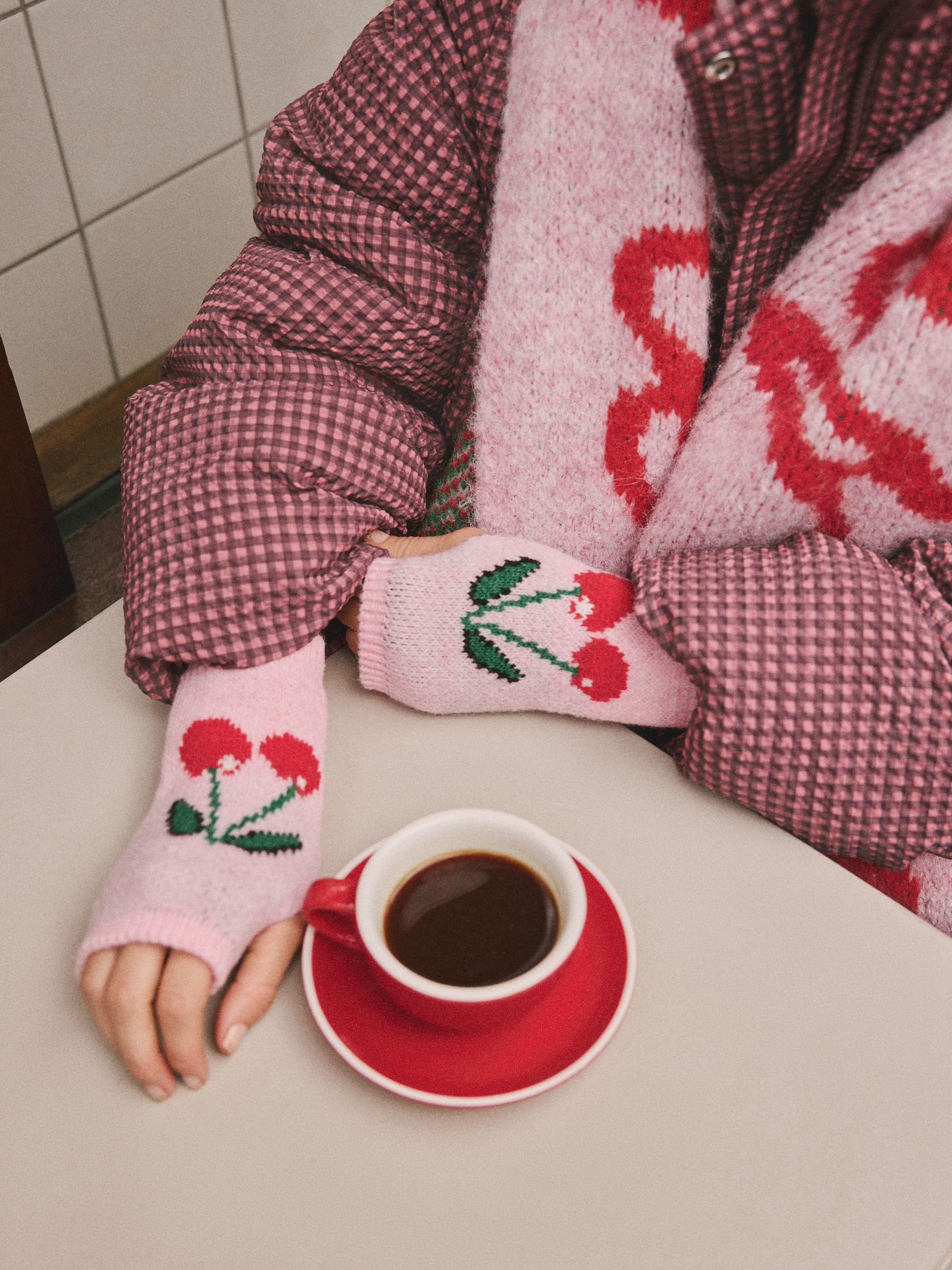 Roze - Cherry Slogan Knitted Handwarmer Gloves