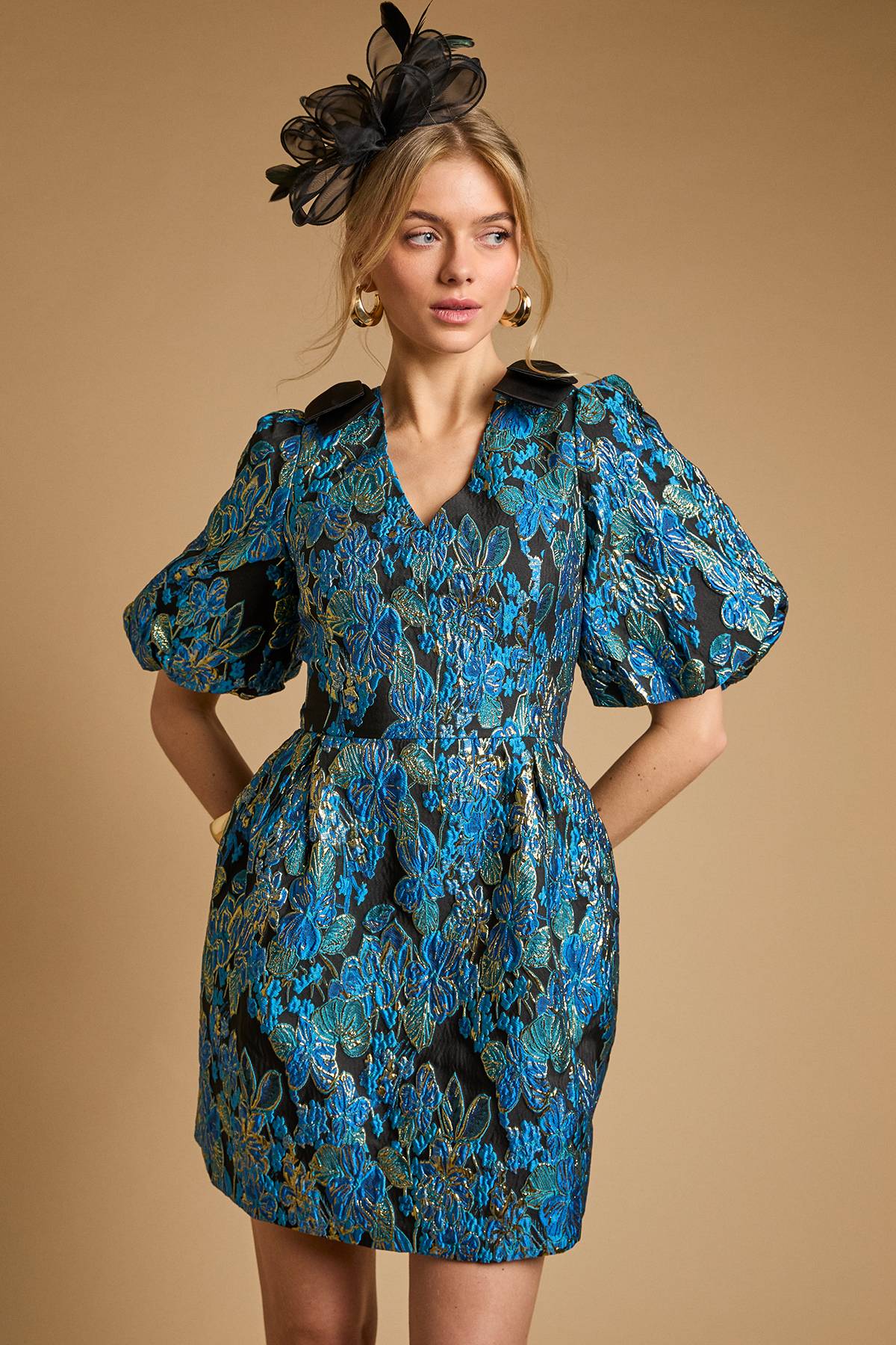 Oasis Robe Mini à Col V avec Manches Bouffantes et Nœud à l'Épaule