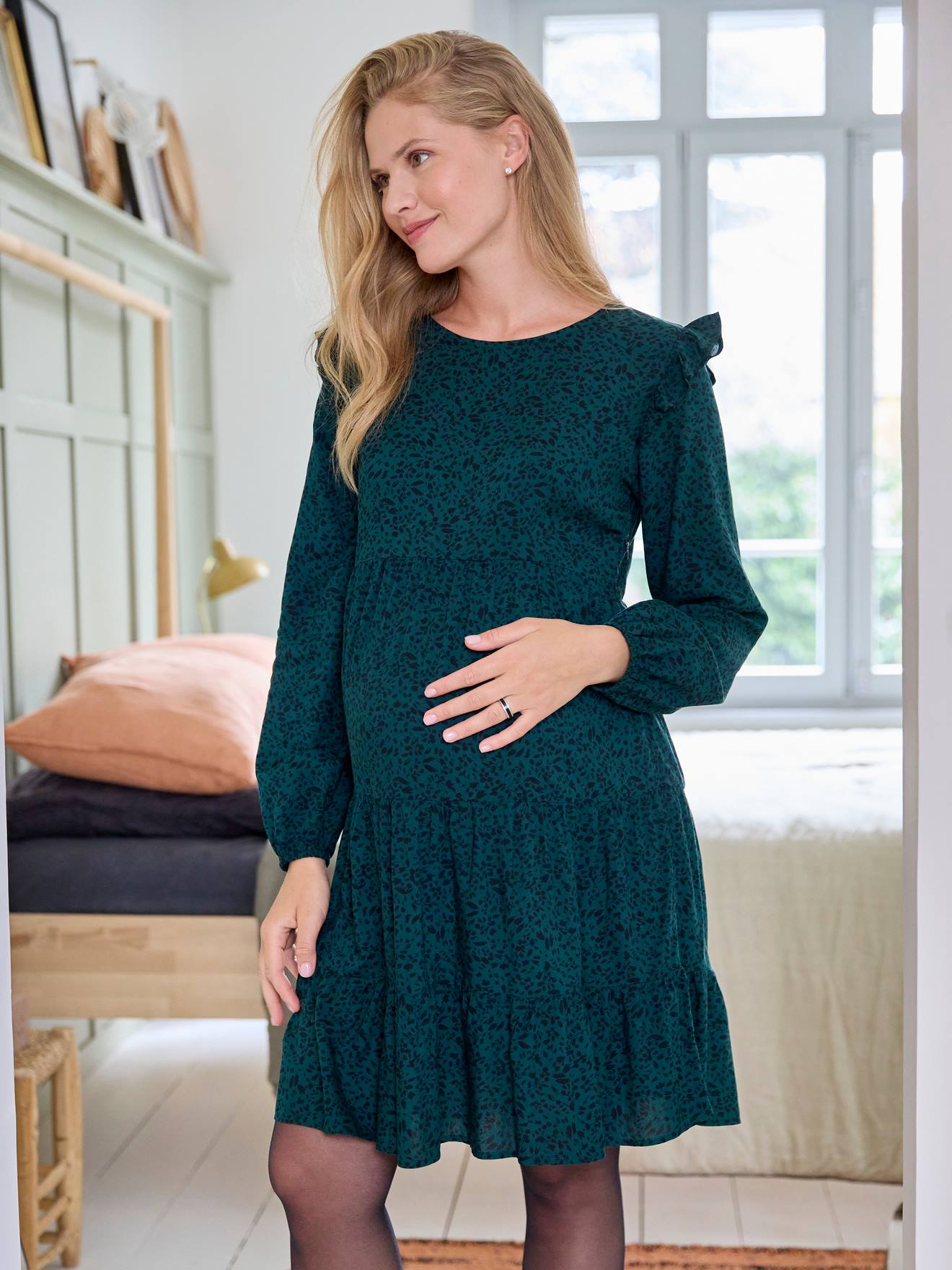 Vestido curto verde pinho estampado com babados, ideal para gestantes e lactantes.