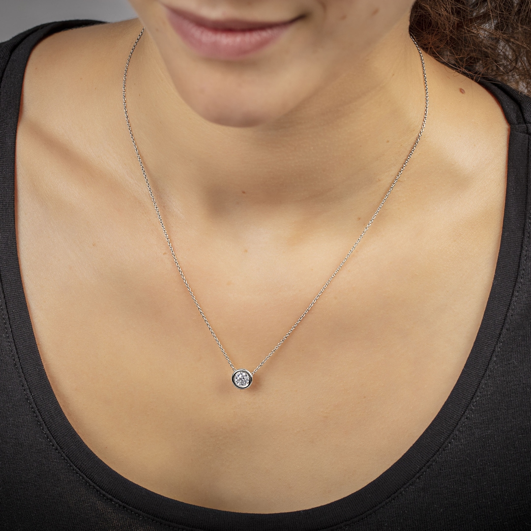 Collier mit Anhänger 750/18 K Weissgold mit GIA-Diamant 0.70 ct H/si in Zargenfassung