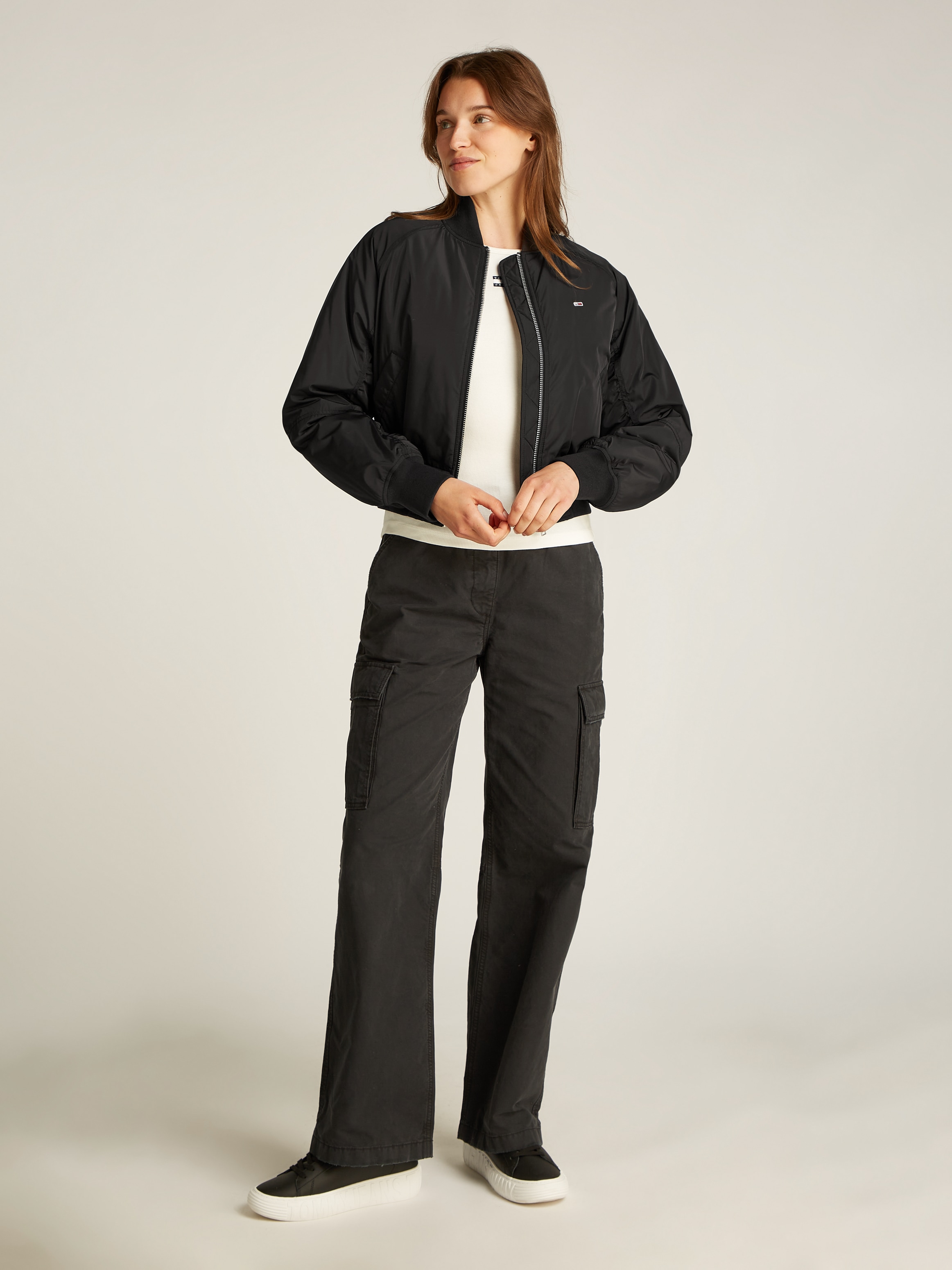 Tommy Jeans Bomberjacke mit leichter Wattierung, mit Logostickerei