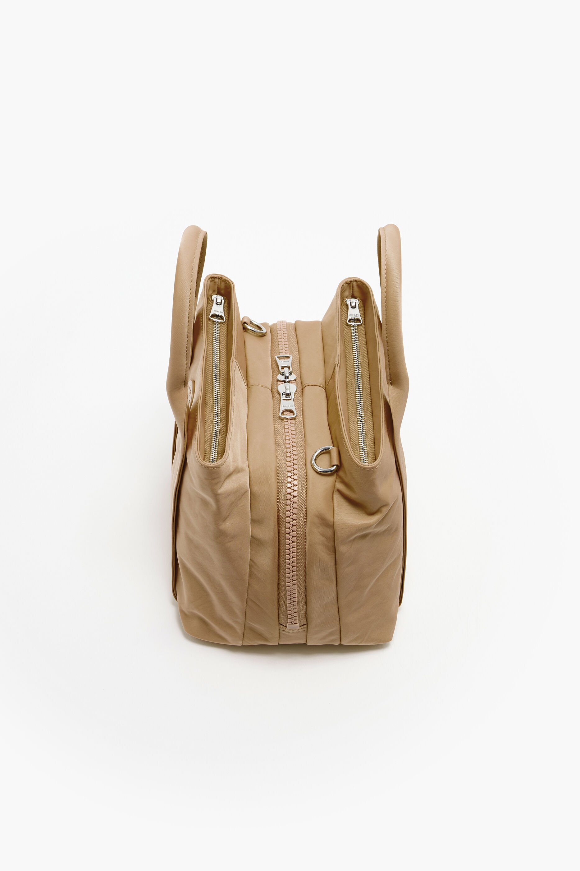 Bolsa pequena de tecido na cor bege.