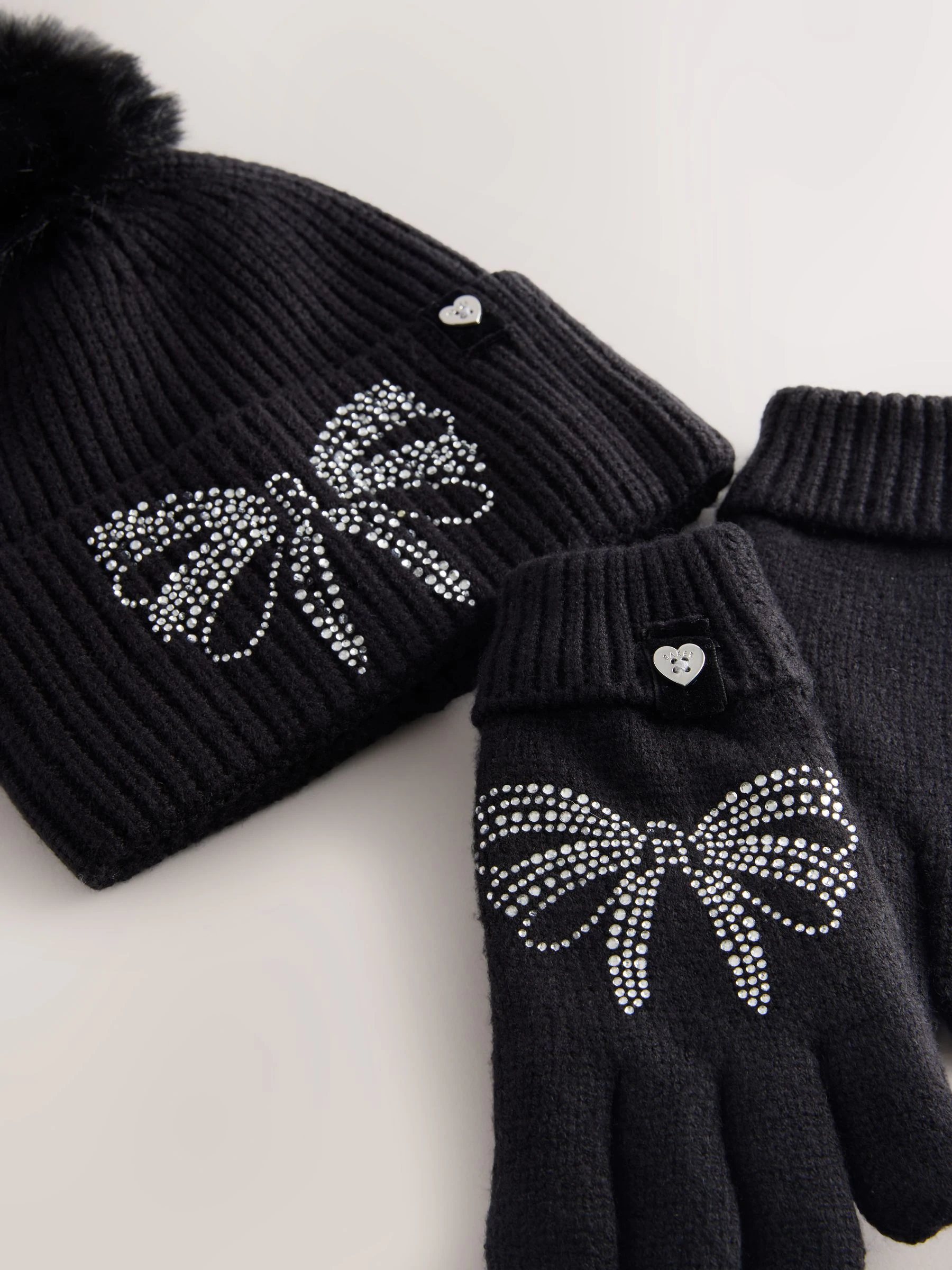 Zwart - Baker by Ted Baker - Set van gebreide muts met strik, pompon en handschoenen met siersteentjes voor meisjes