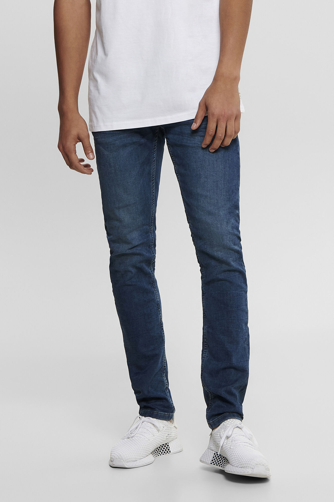 calça jeans azul de corte justo