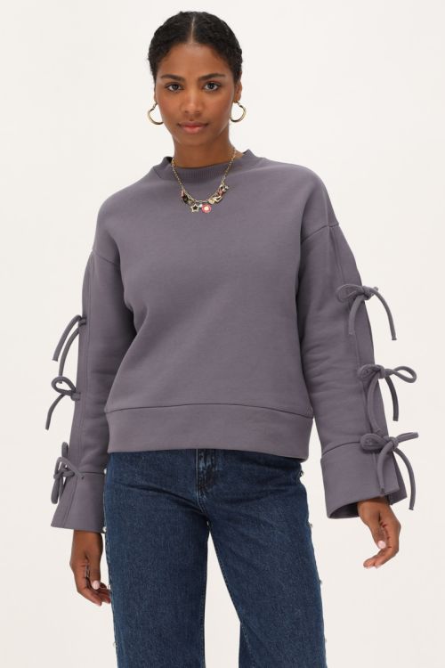 Donkergrijze sweater met strikjes