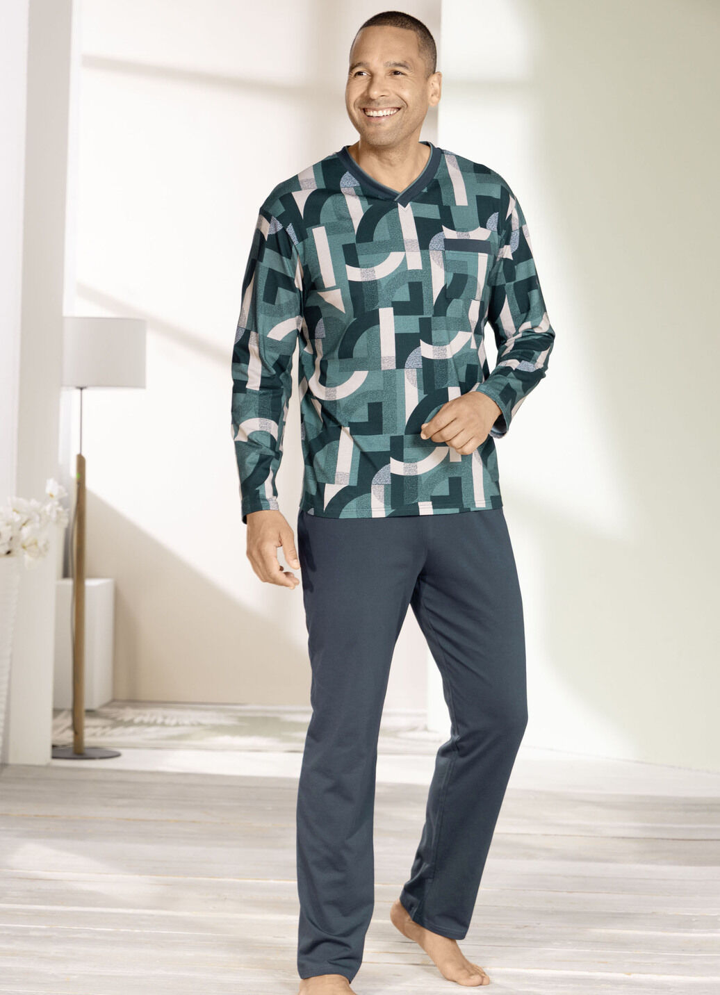 Pyjama mit V-Ausschnitt und Brusttasche