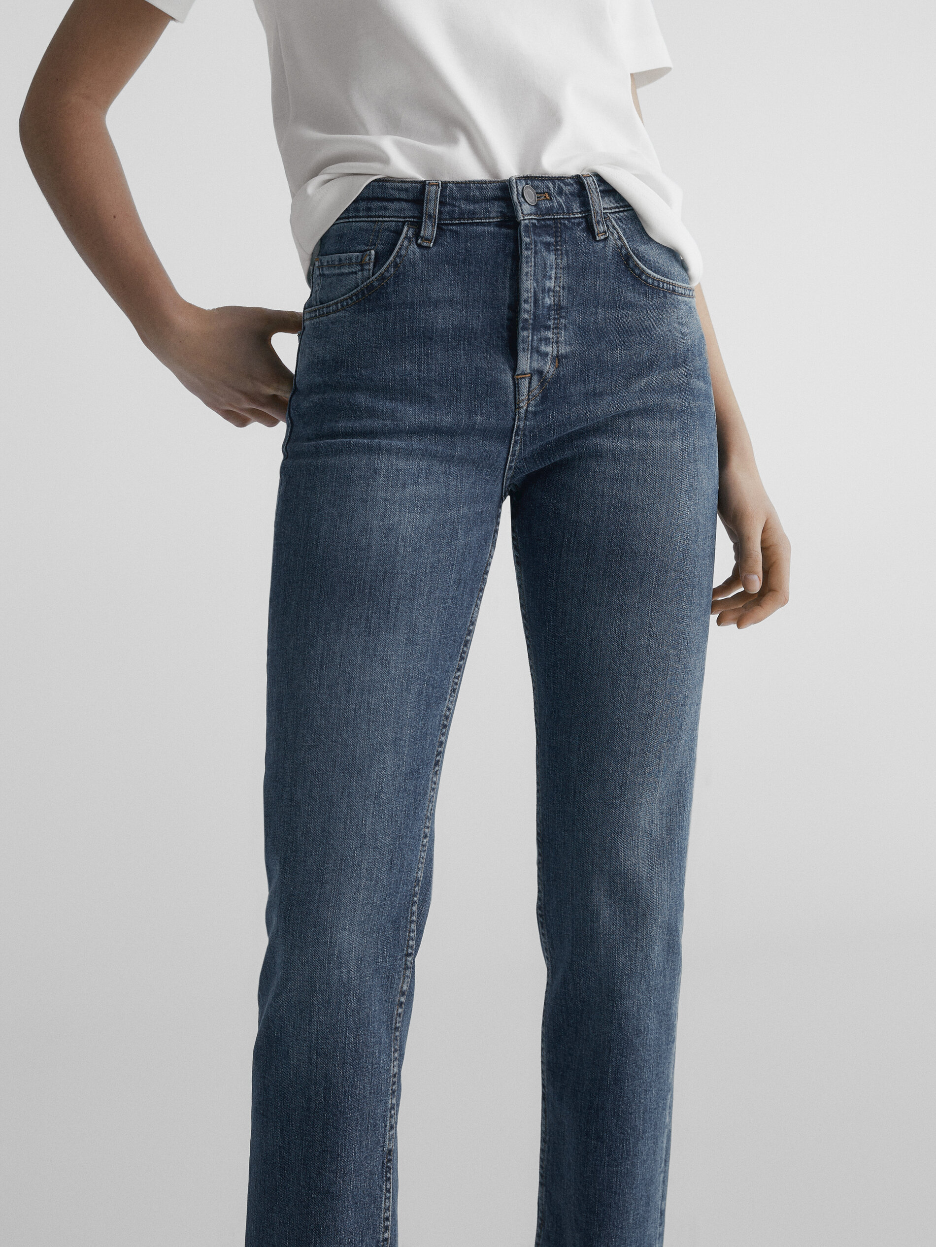 Calça Jeans de Corte Reto e Altura Média - AZUL MÉDIO
