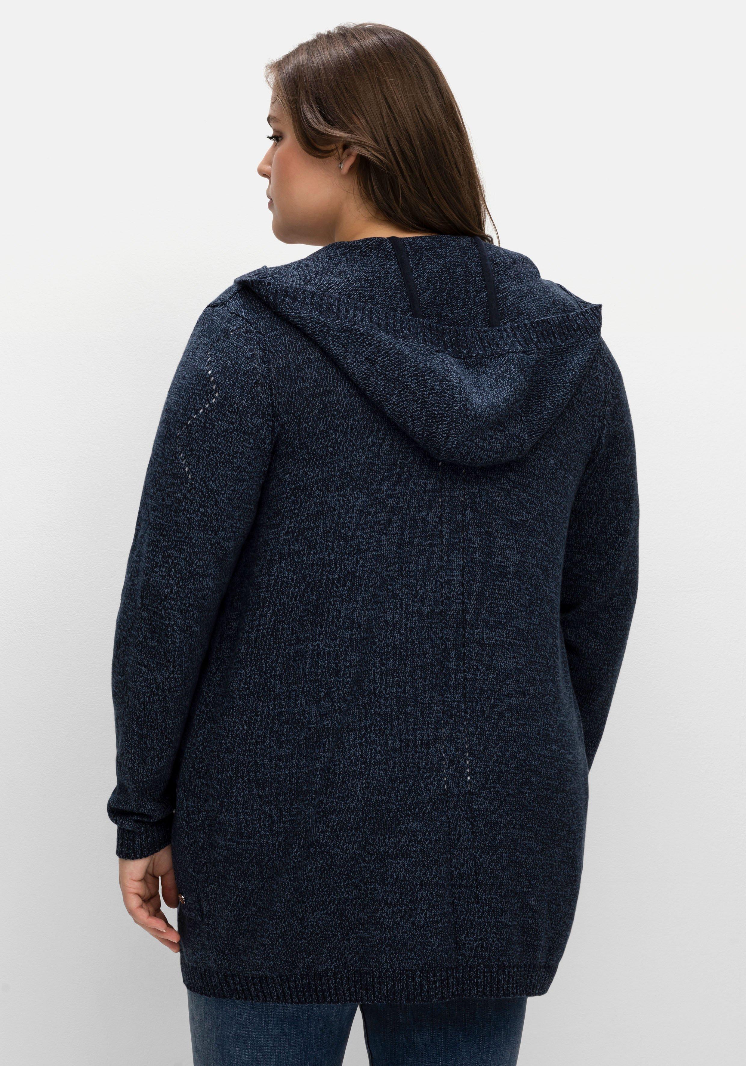 Kapuzenstrickjacke mit dezentem Ajourstrickmuster