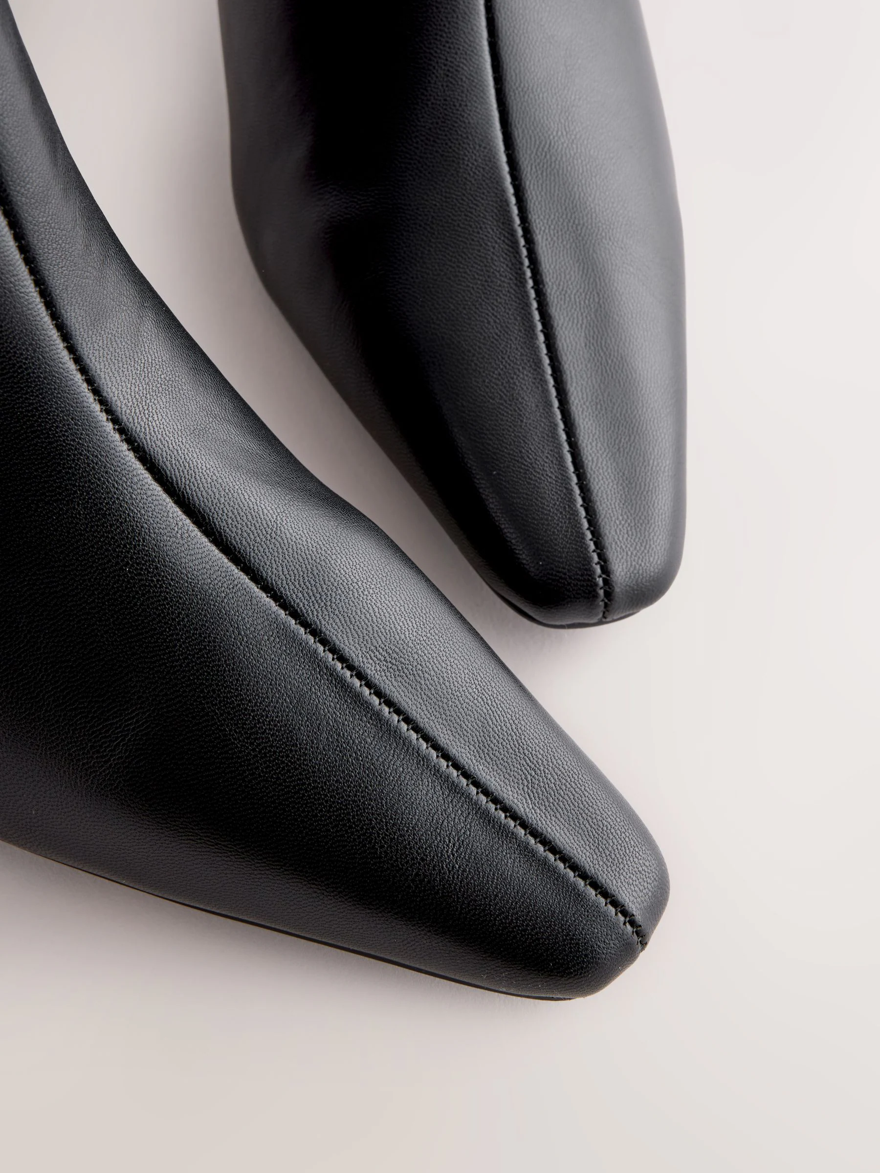 Zwart - Forever Comfort® enkellaarsjes met hak en spitse neus