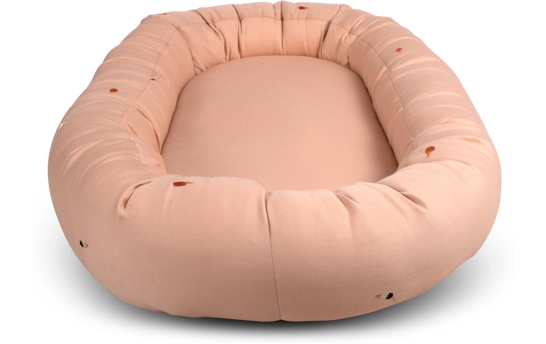 Liegehilfe Babynest Cool Summer Stickerei – FrappéKuschelnest aus Bio-Baumwolle
