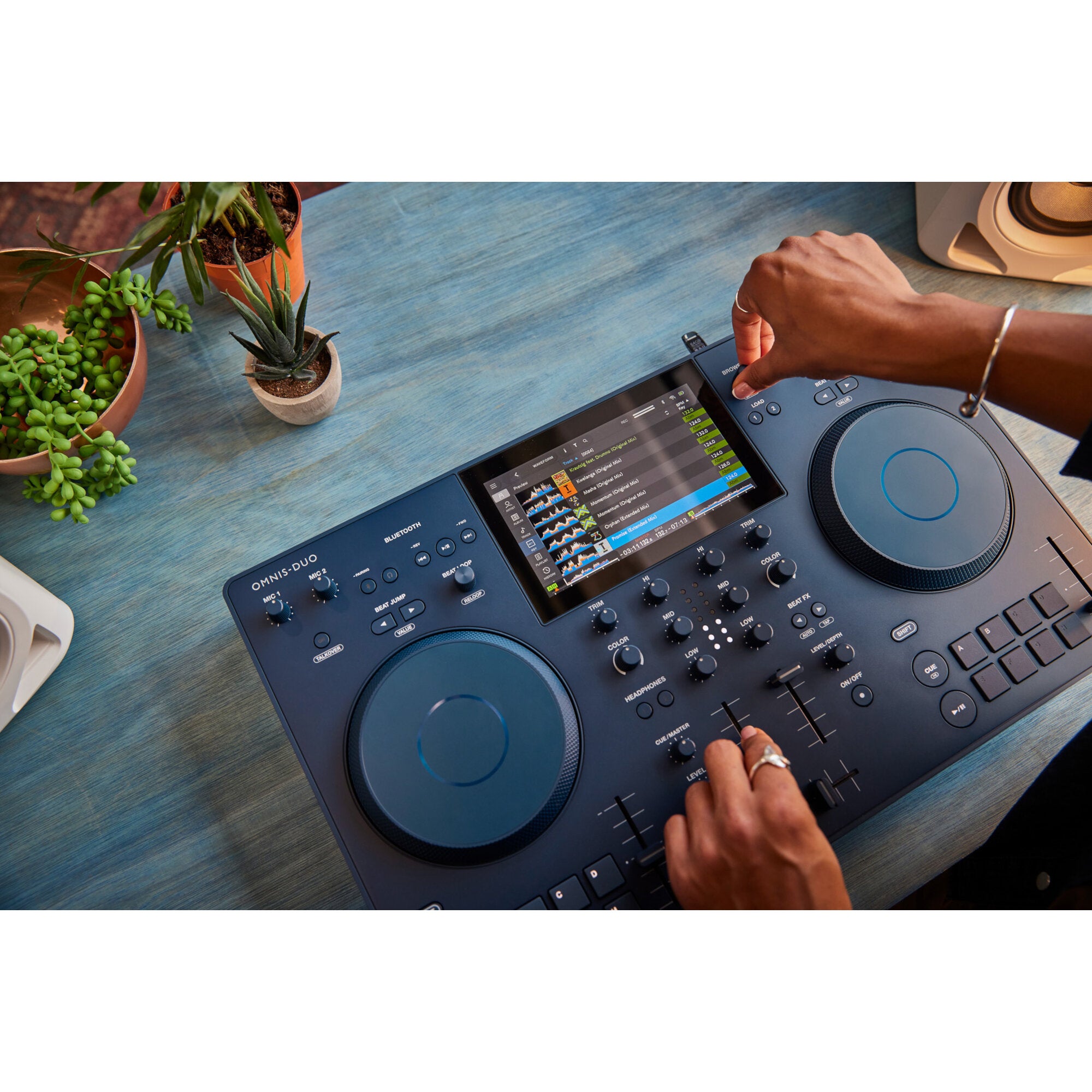 AlphaTheta Omnis-Duo all-in-one mobiel DJ-systeem