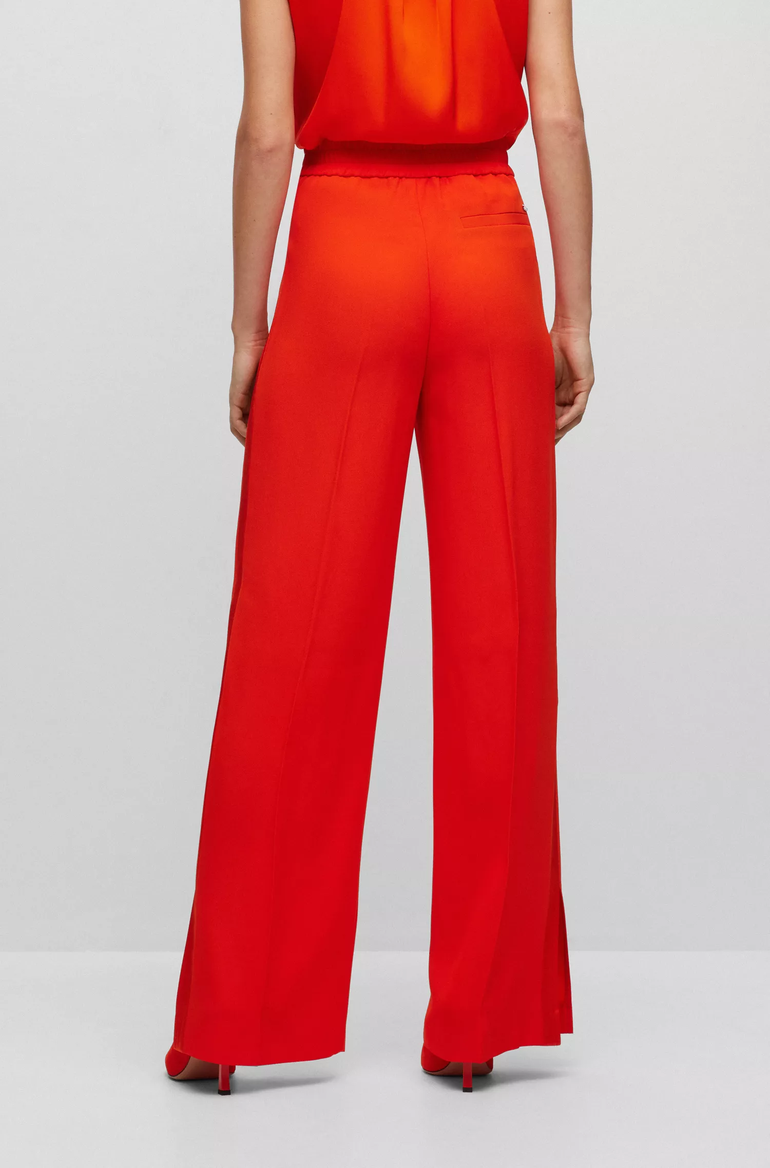 Calça BOSS preta, modelagem relaxada, cintura alta e pernas largas.