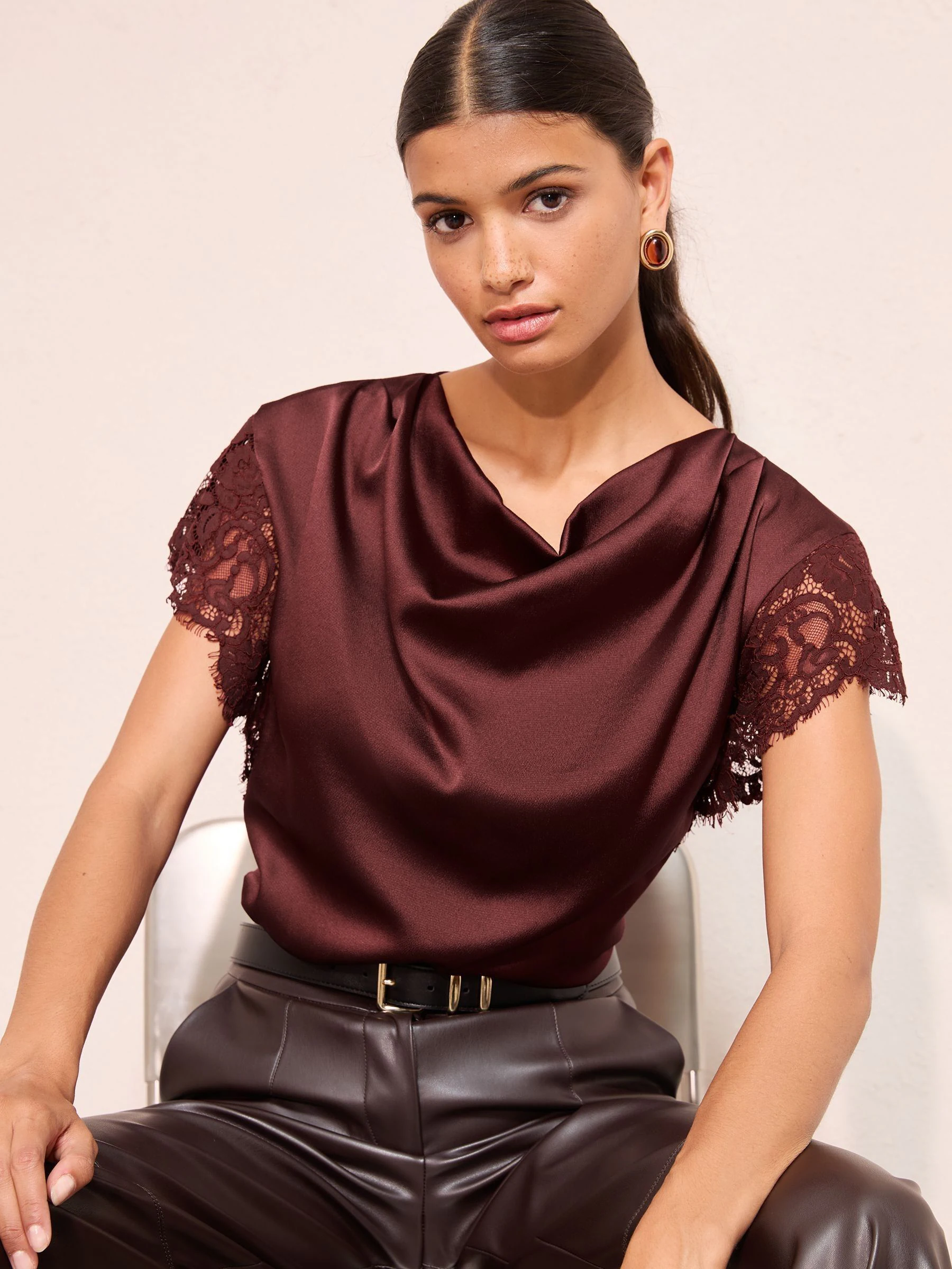 Rood - Friends Like These satijnen blouse met kanten detail en watervalhals