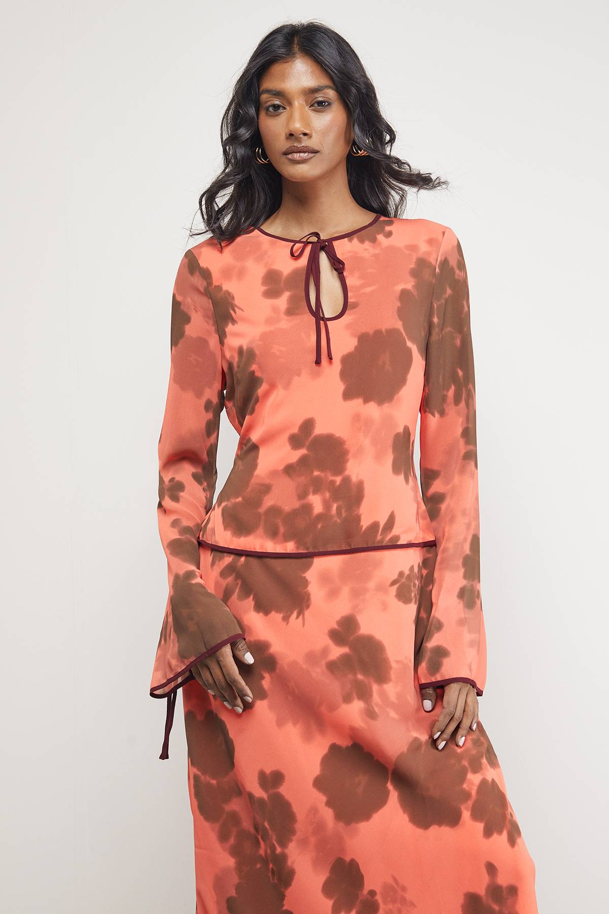 Warehouse Robe Midi en Georgette à Encolure Boutonnière et Manches à Liens
