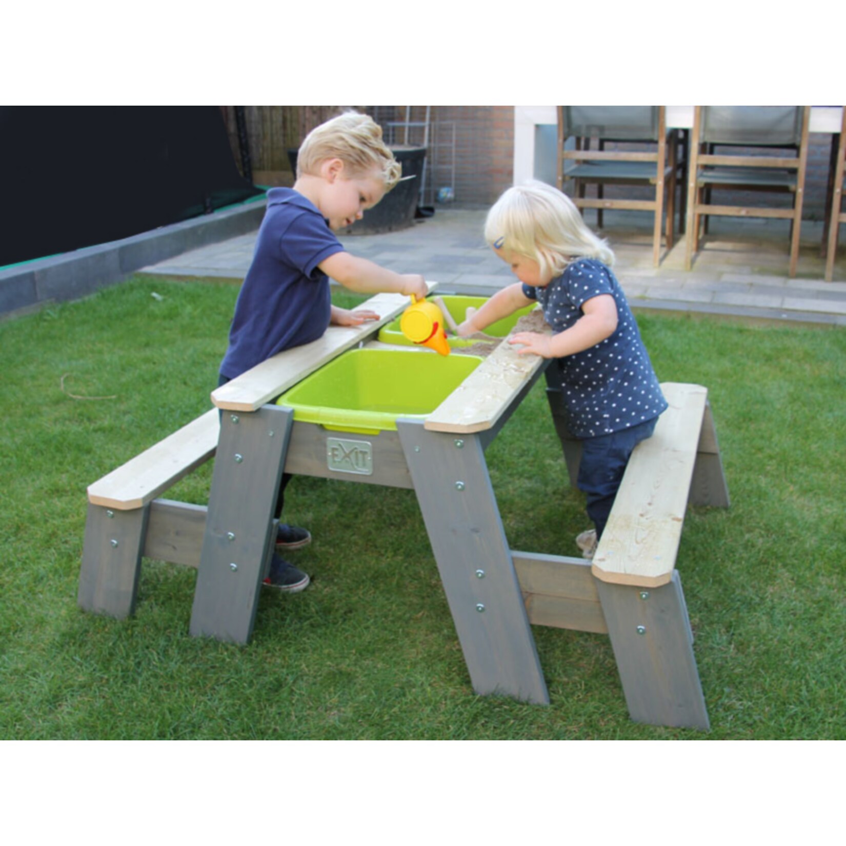EXIT Aksent Sand,- Wasser- und Picknicktisch (2 Bänke) mit Sonnenschirm und Gartenwerkzeugen