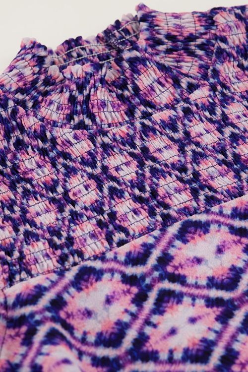 Blauwe top met roze print en smock