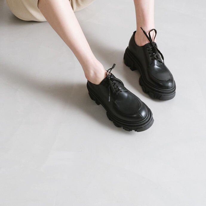 Derbies à semelles crantées  en cuir noir