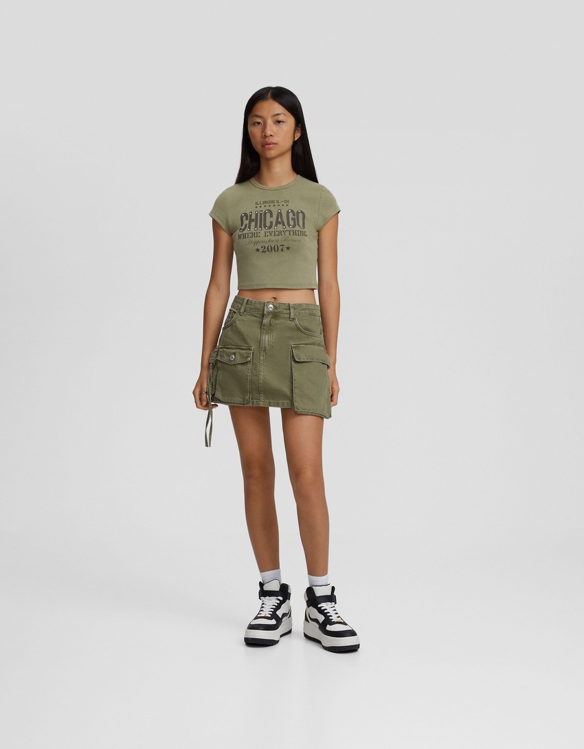 Camiseta de manga curta com estampa e modelagem ajustada