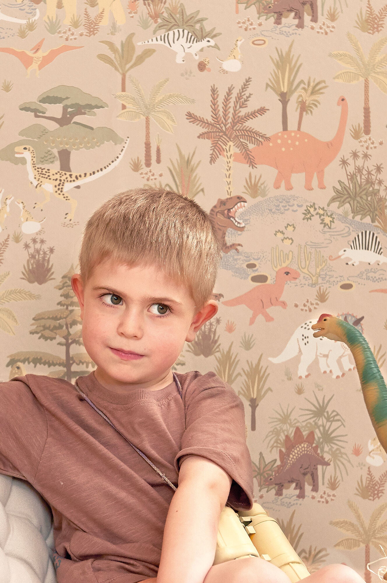 Majvillan Tapet Dinosaur Vibes, Sandy Beige
