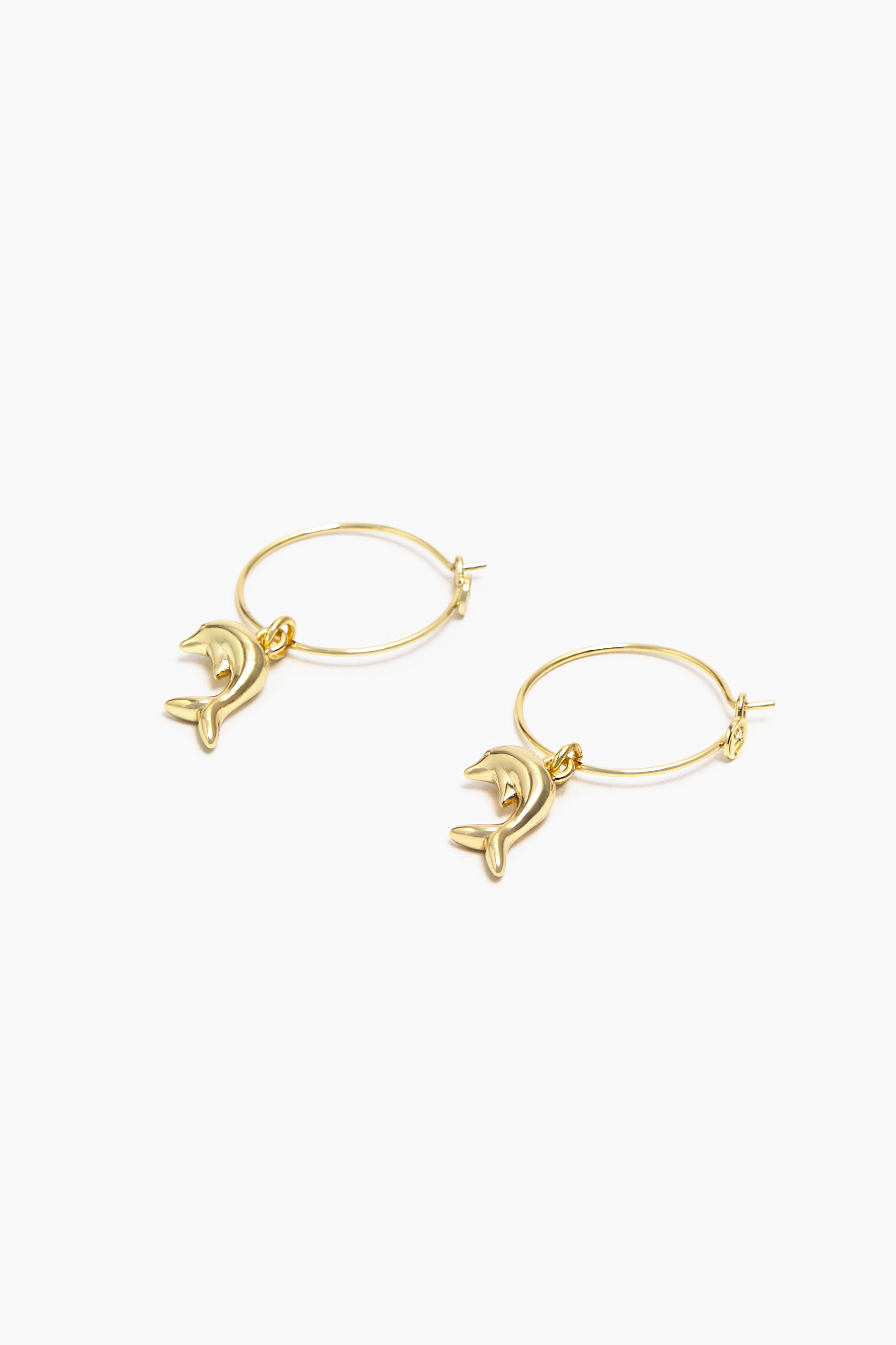 Brincos de argola pequenos em formato de golfinho dourado