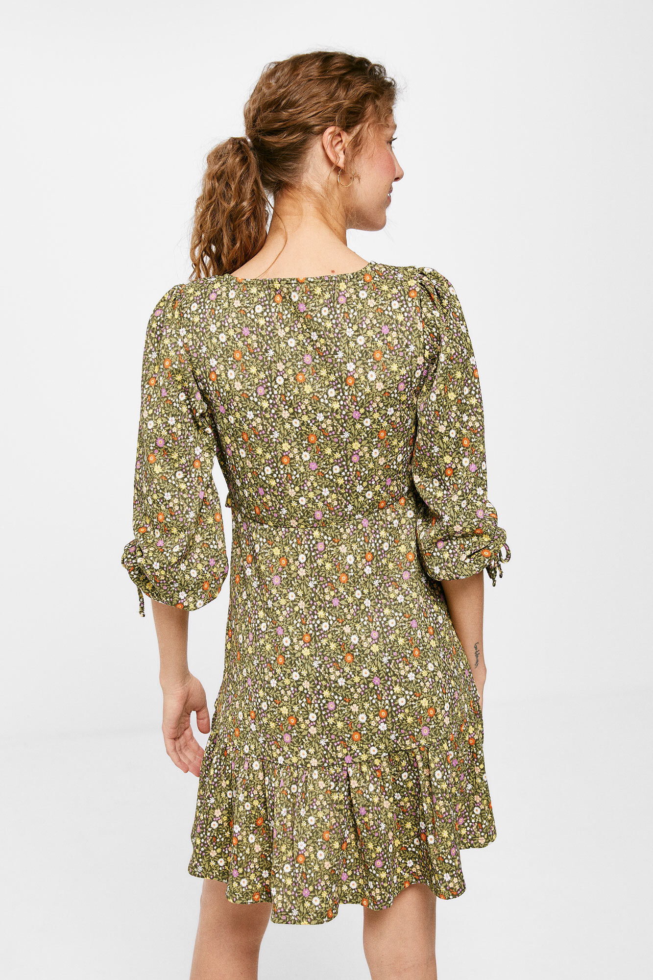 Vestido curto com estampa de babados