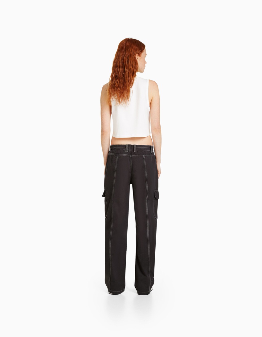 Calça cargo de algodão de cintura baixa com costura contrastante.