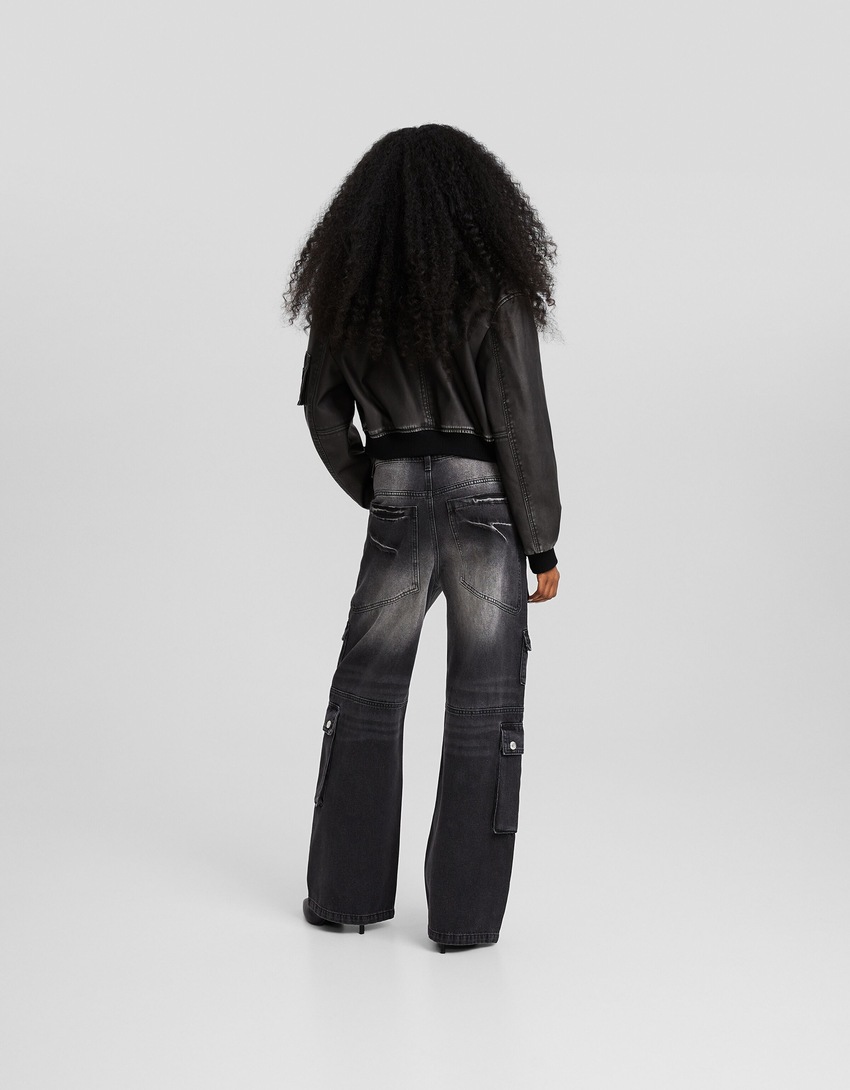 calça jeans cargo folgada multiuso