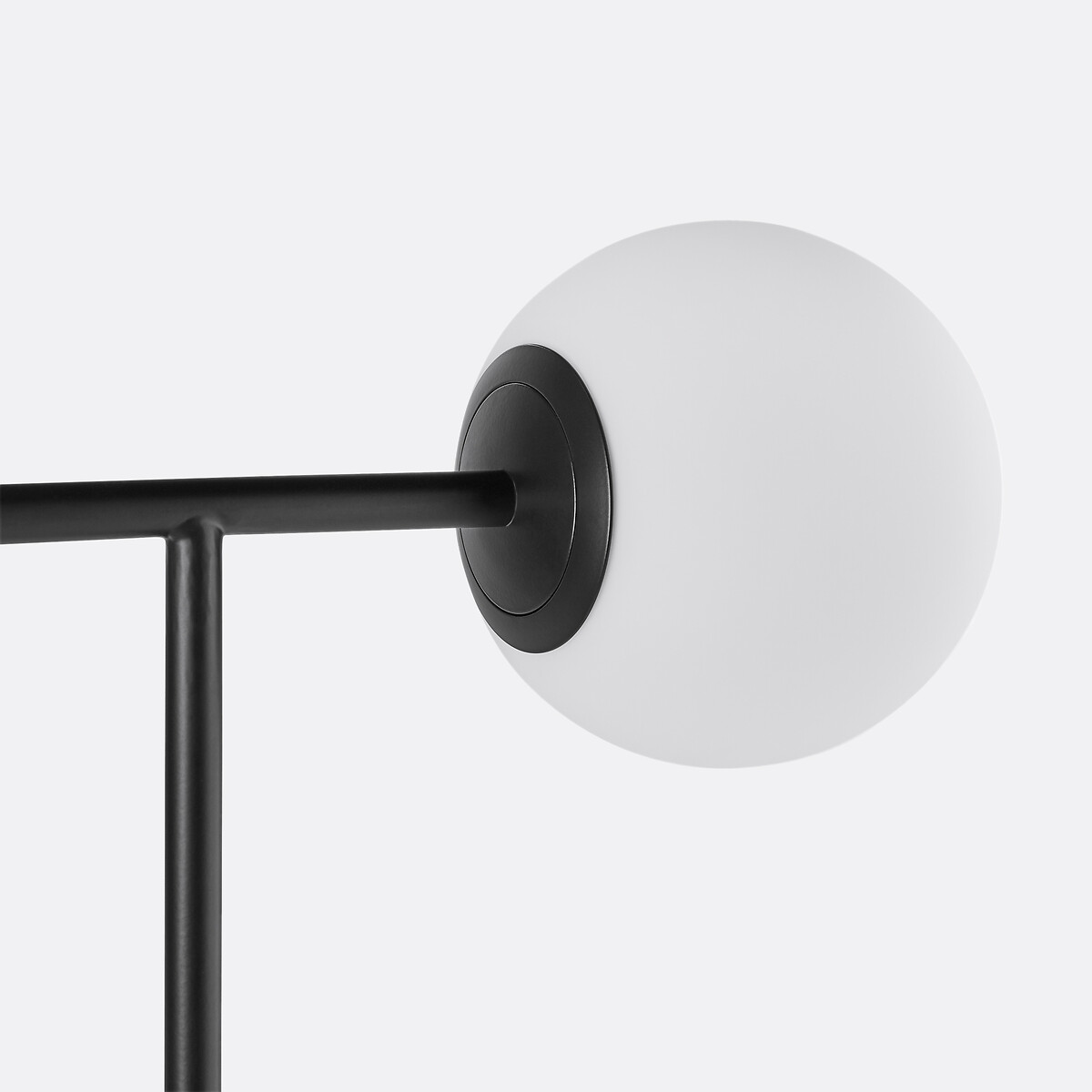 LA REDOUTE INTERIEURS<br>Luminária de pé em metal e vidro opalino, Atea