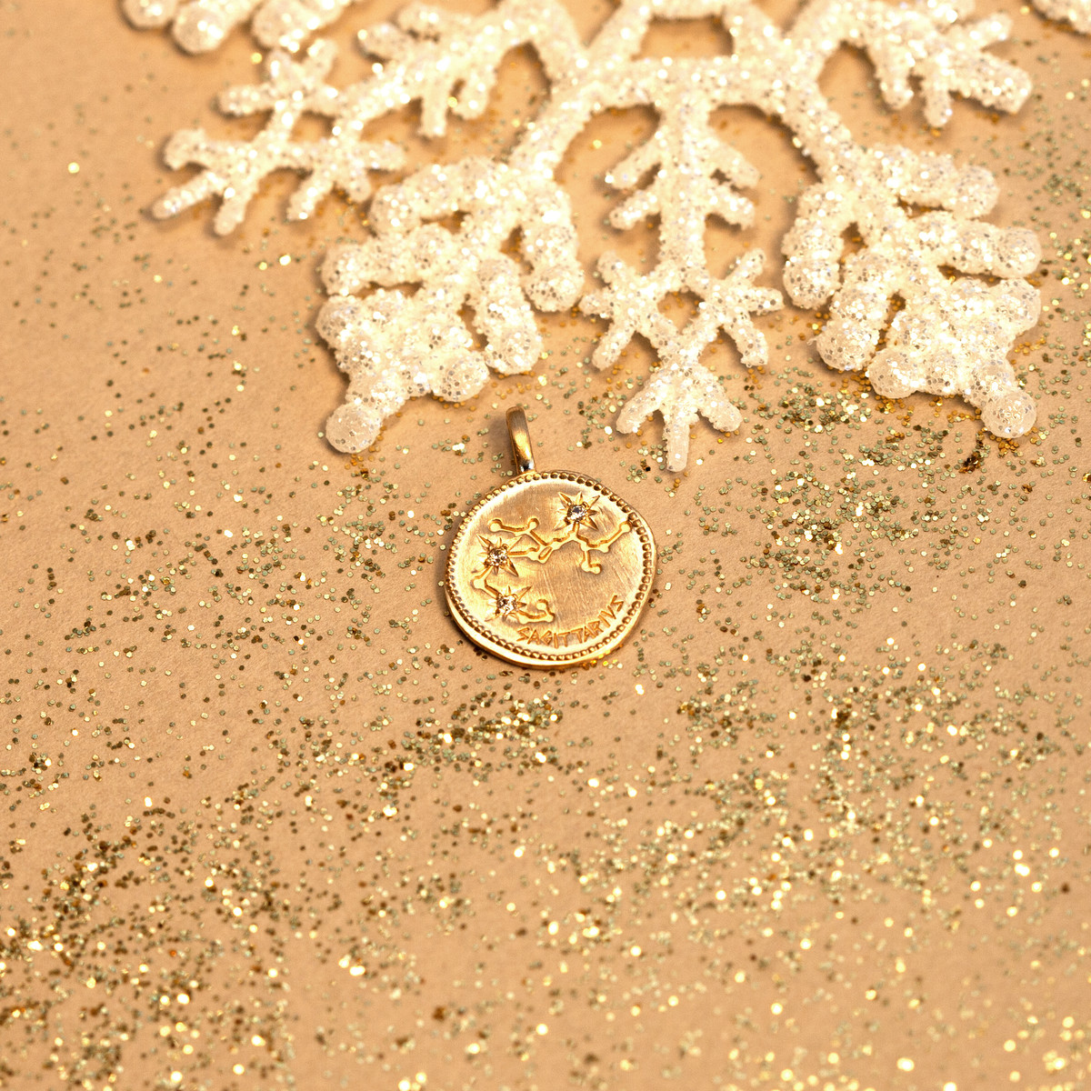 Pendentif plaqué or mat constellation zodiaque sagittaire zirconias
