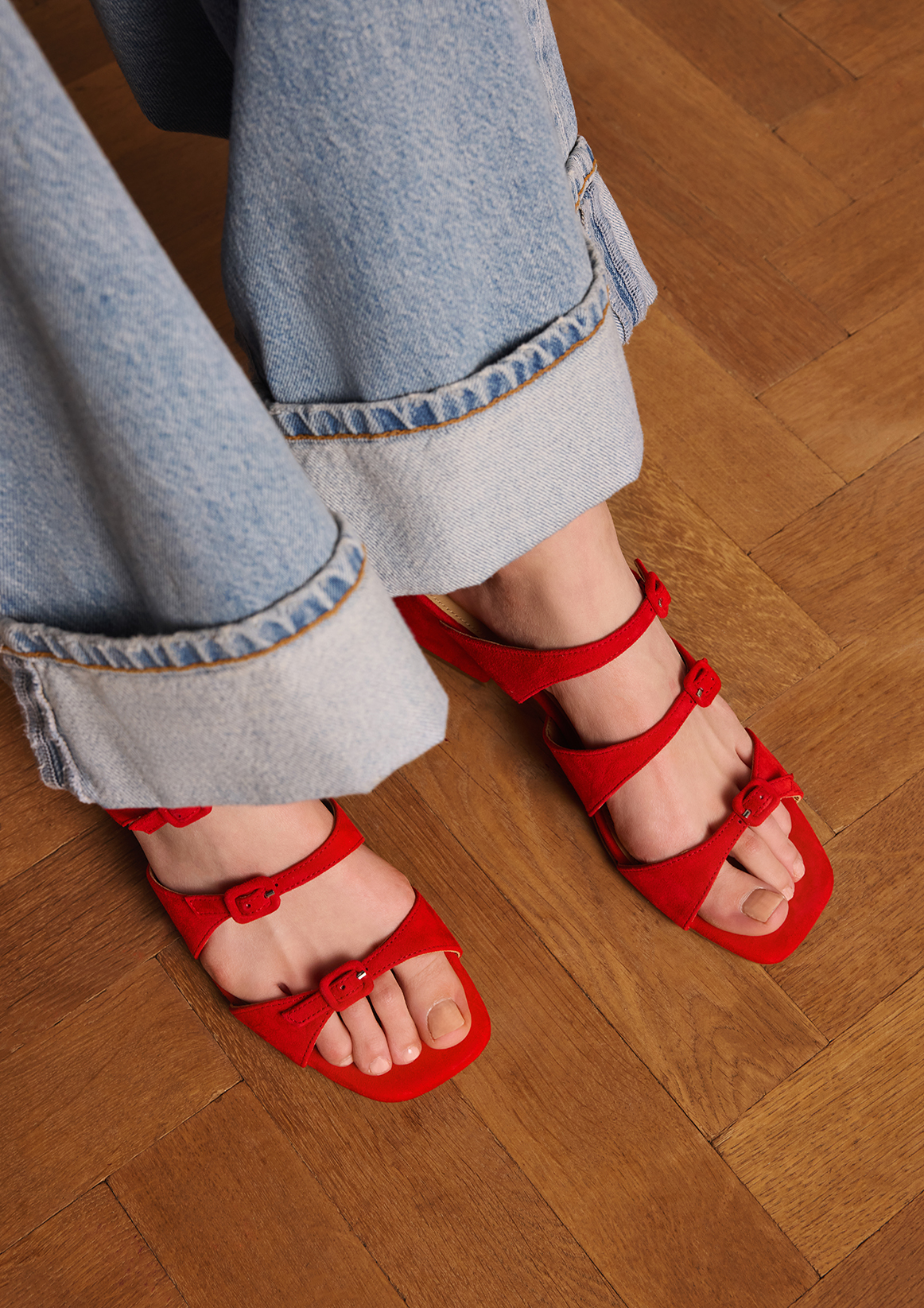 Rode suède sandalen met hak en gespjes