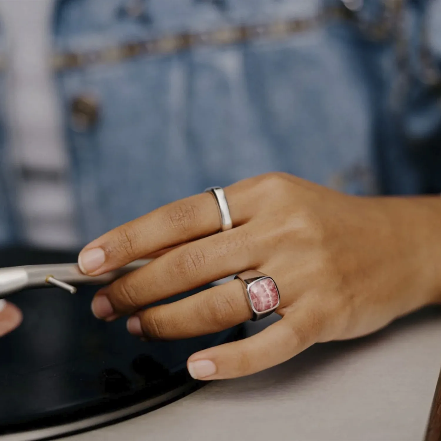 IX Studios Cushion Signet Rhodocrosite Ring 22 kt. Sølv DMN0282RHRHOCR