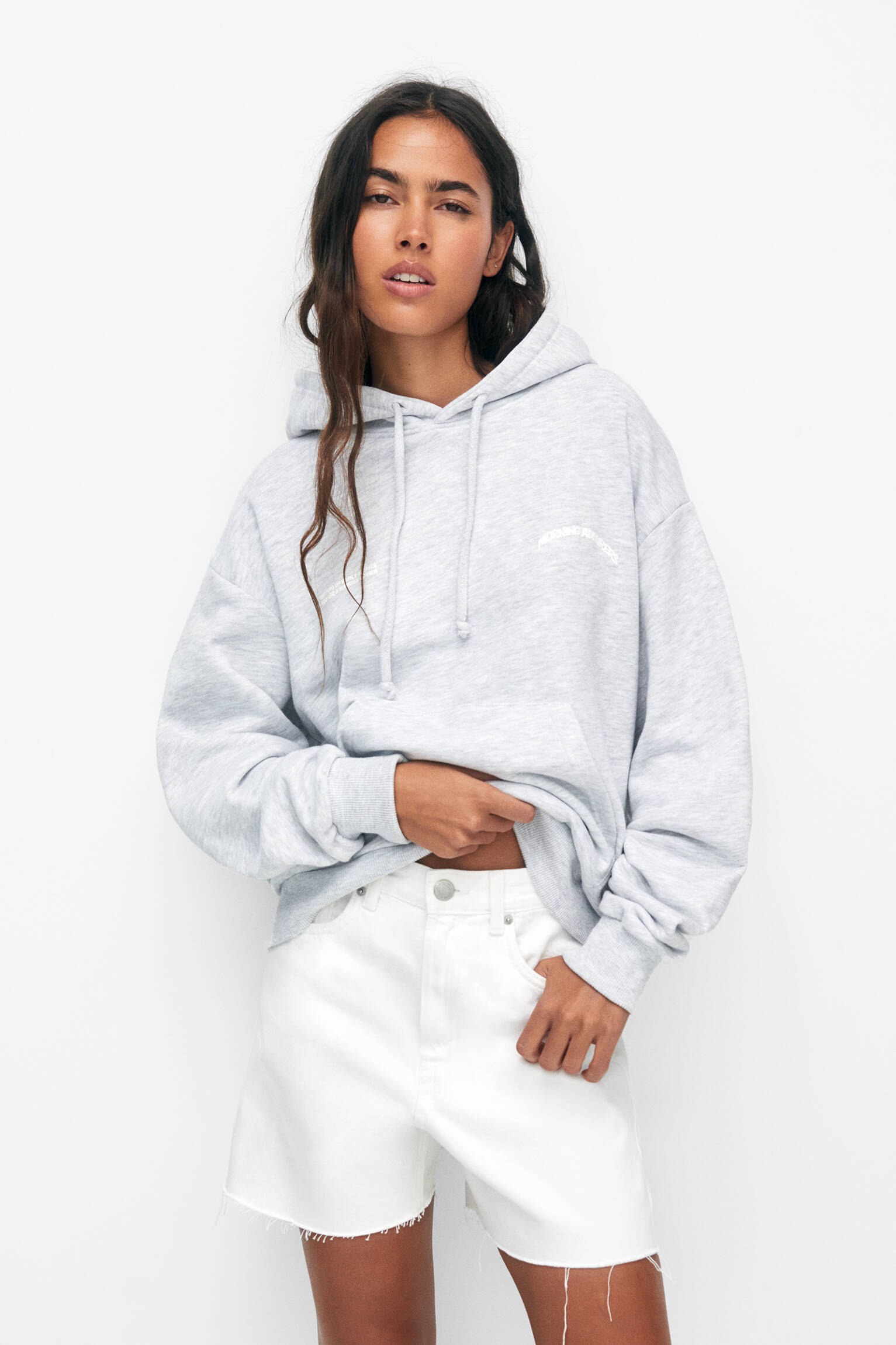 MOLETOM COM CAPUZ ESTAMPADO OVERSIZED - COR CLARA