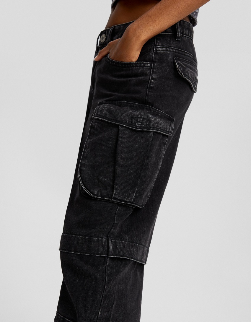 Calça cargo com vários bolsos