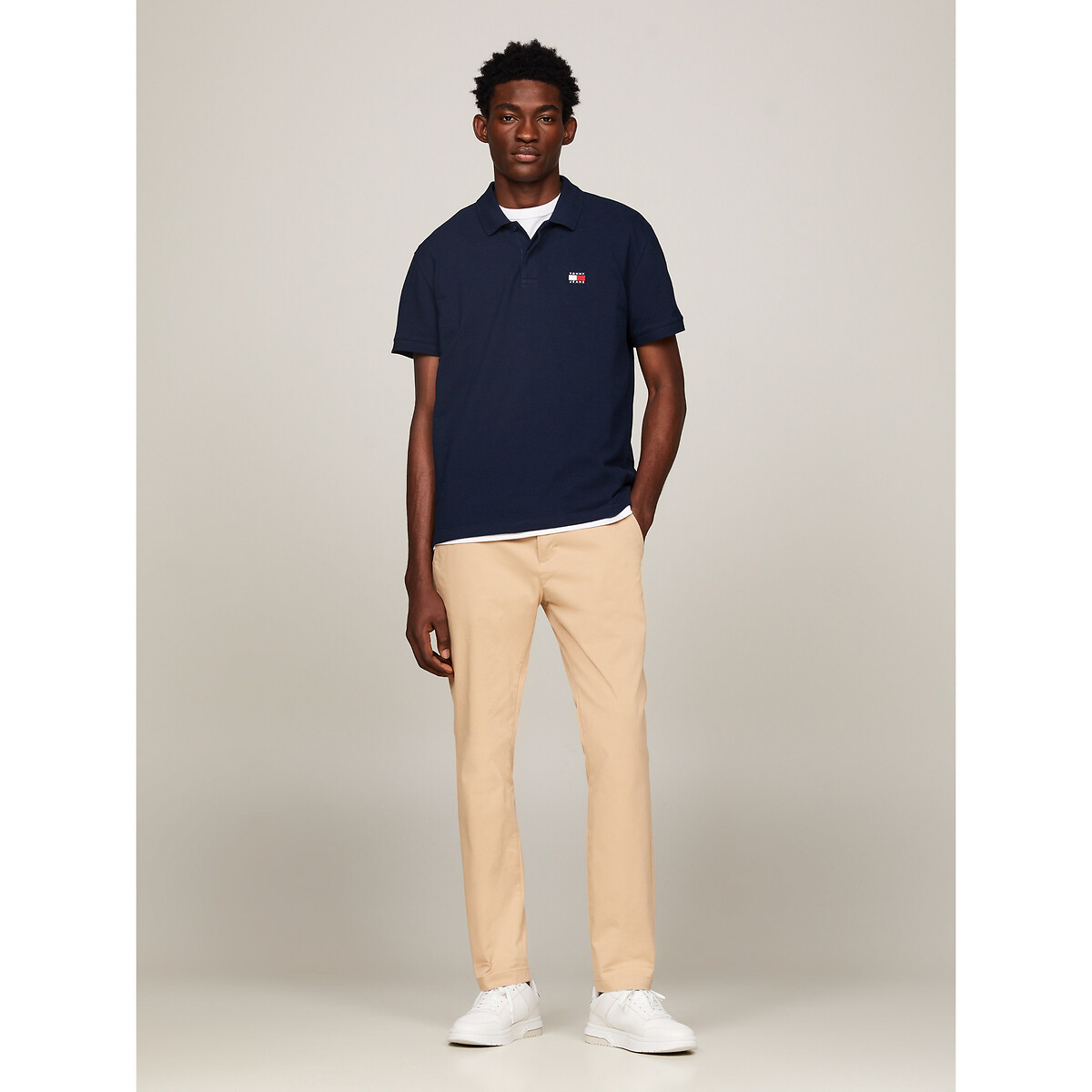 TOMMY JEANS<br>Polo reta com logo de distintivo
