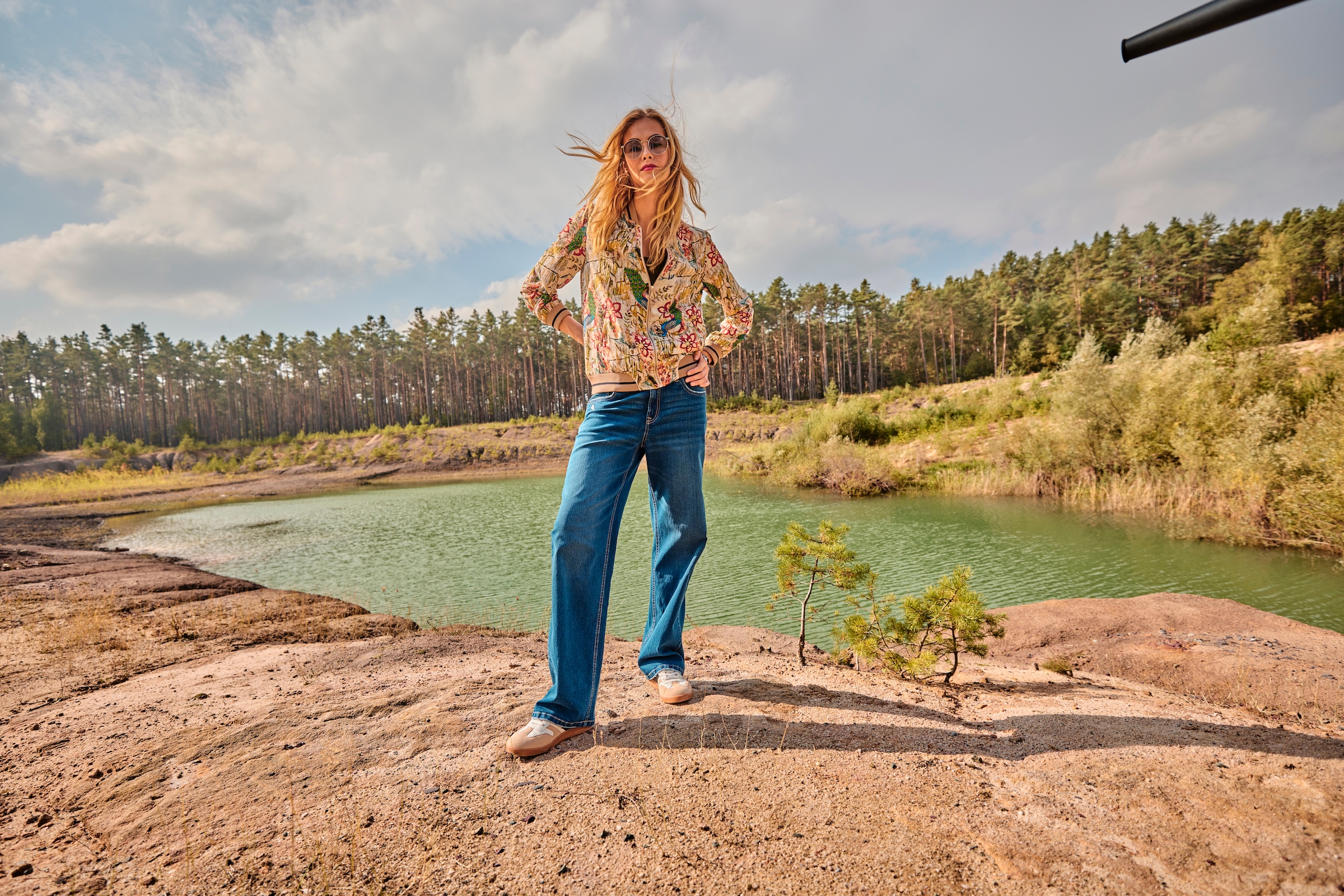 Aniston CASUAL Blouson mit farbenfrohen Pfauen und Blumen bedruckt