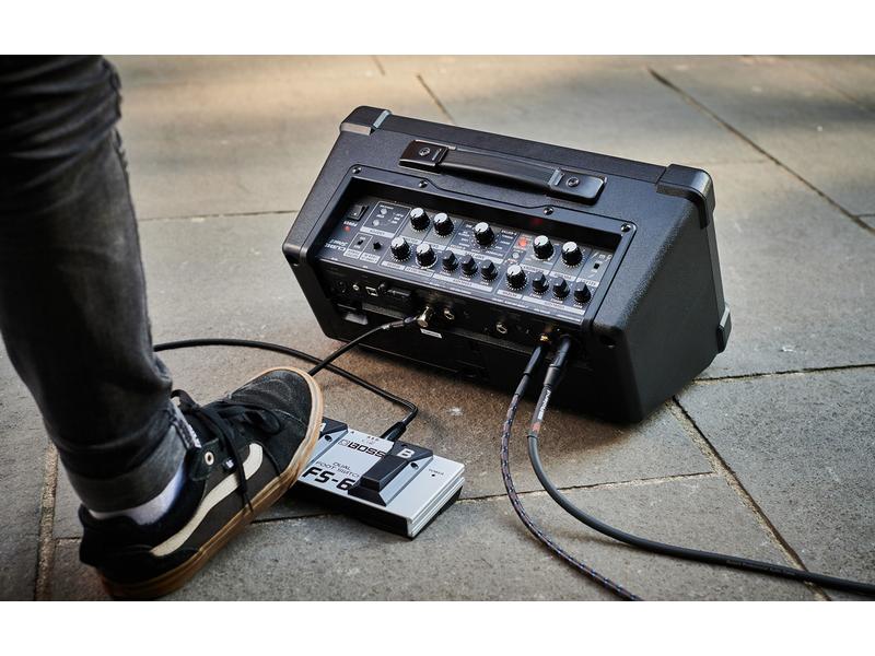 BOSS Combo CUBE Street II Schwarz Batteriebetriebener Stereoverstärker, speziell für den Ausseneinsatz entwickelt