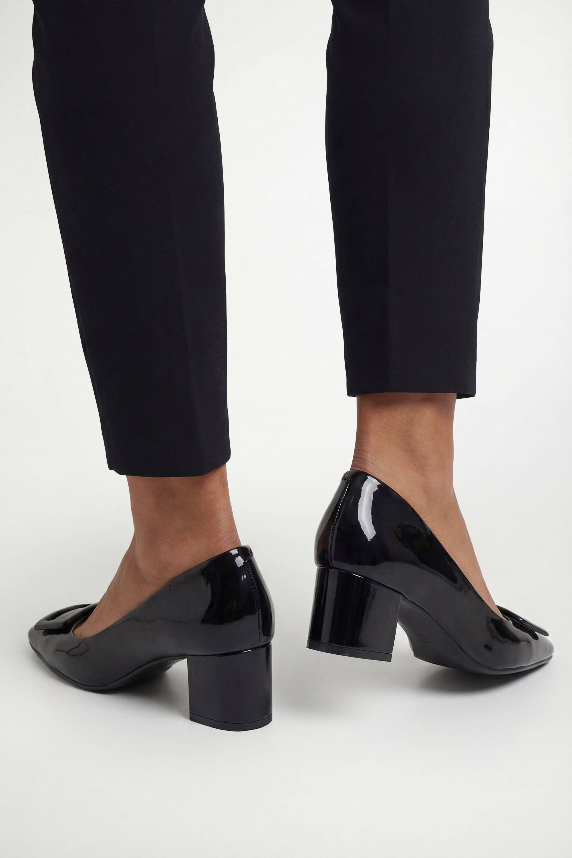 Wallis Chaussures De Cour Danny En Synthétiquecuir Verni À Bout Carré Avec Boucle Recouverte Et Talon Bloc Moyen