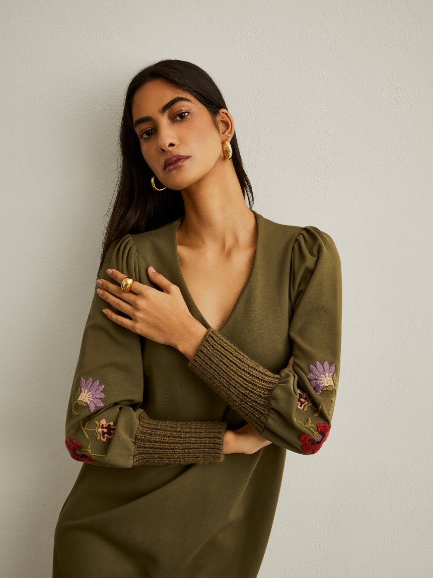 Vestido de malha com bordado
