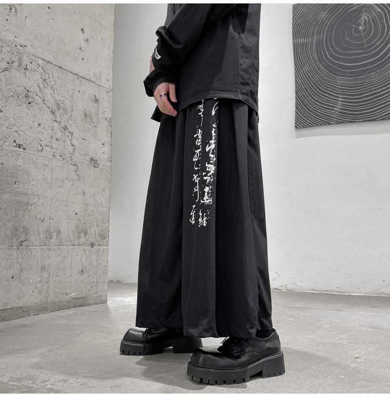 Patow - Middelhoge, wijde broek met Chinese karakterprint