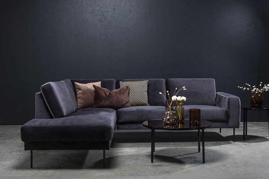 Shibuya hjørnesofa Letto Antrasitt velur. Med åpen ende venstre og sorte stålben.