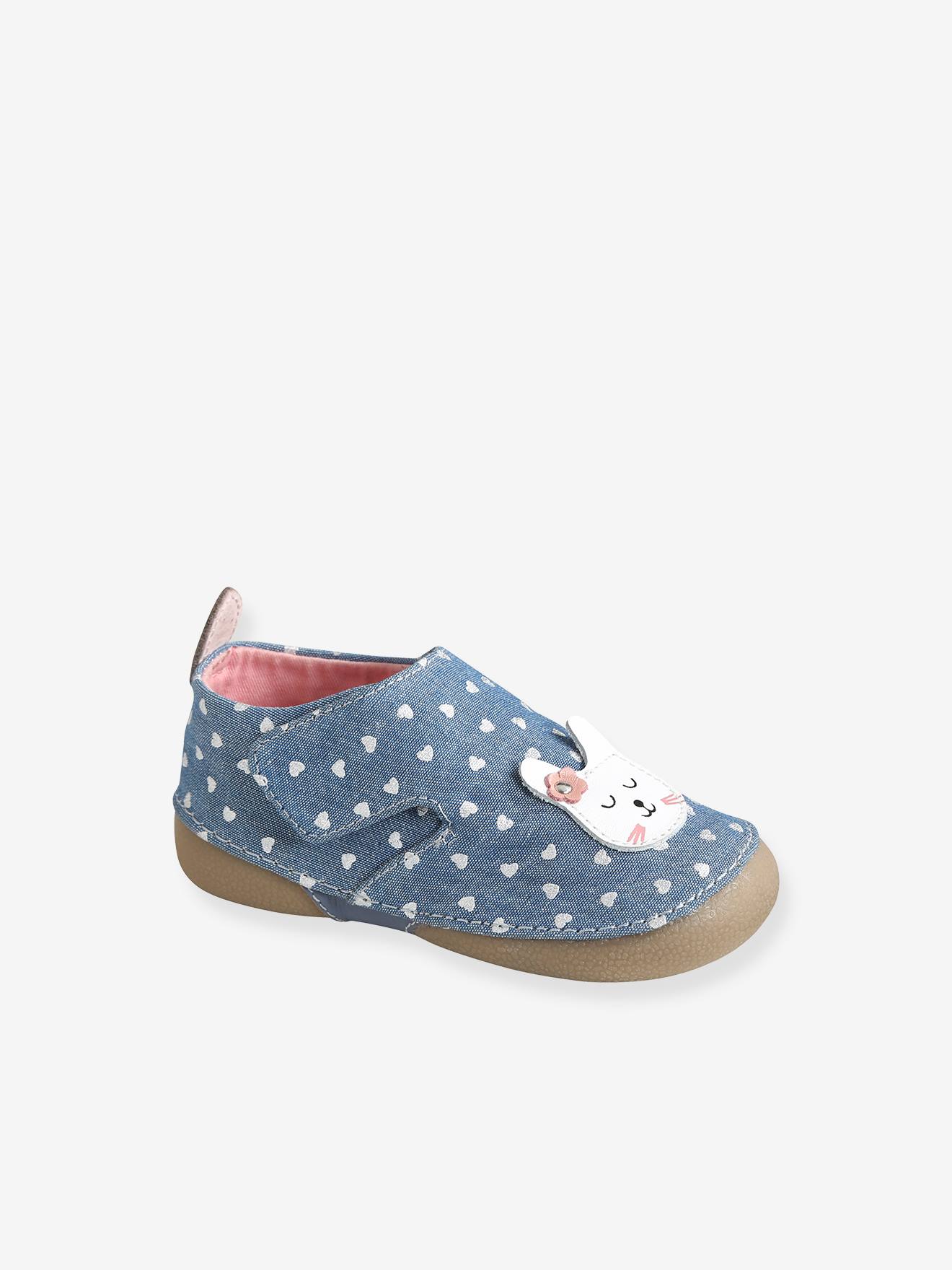 Pantufas infantis lisas em chambray azul-escuro com fecho de velcro.
