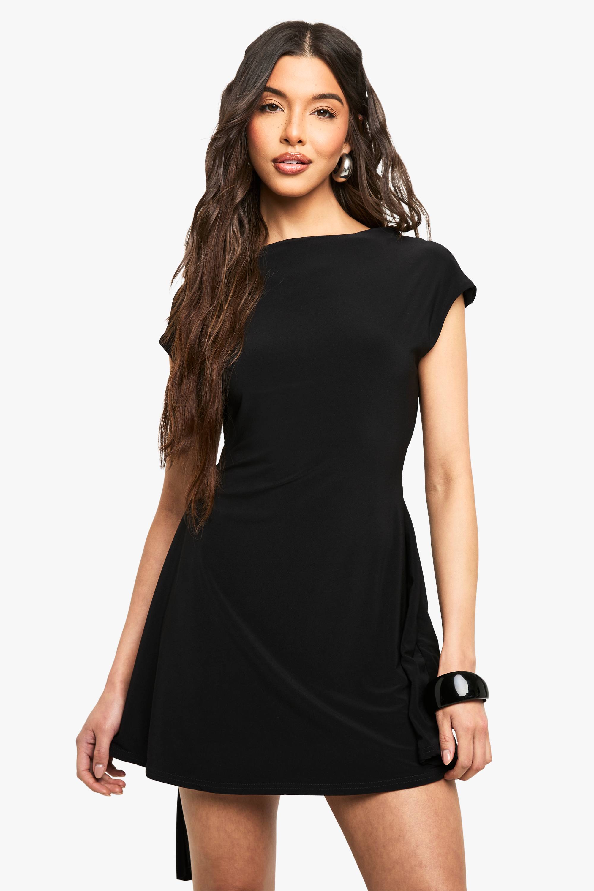 boohoo Mini robe à dos plongeant avec nœud