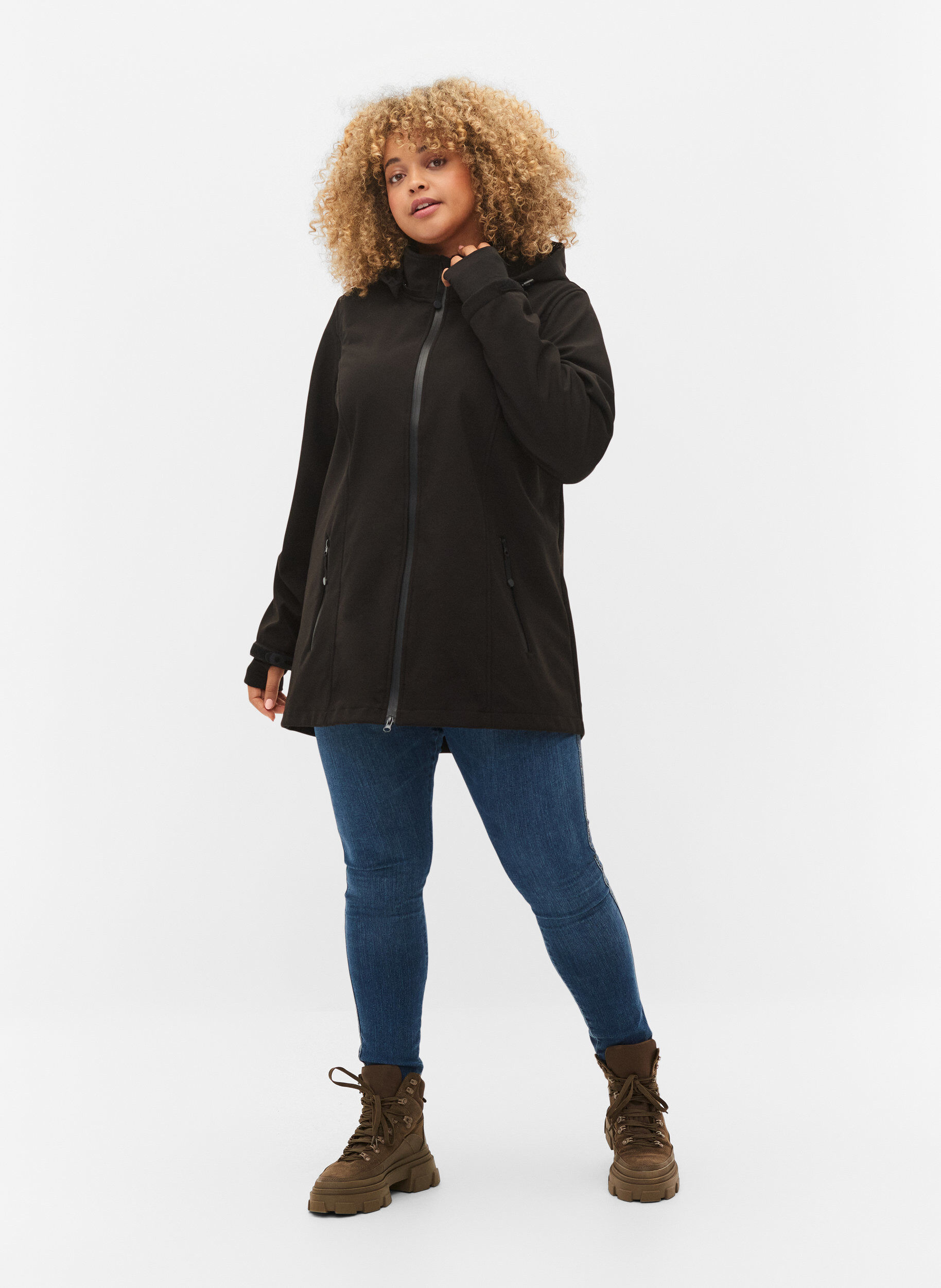 Kort softshell jakke med aftagelig hætte