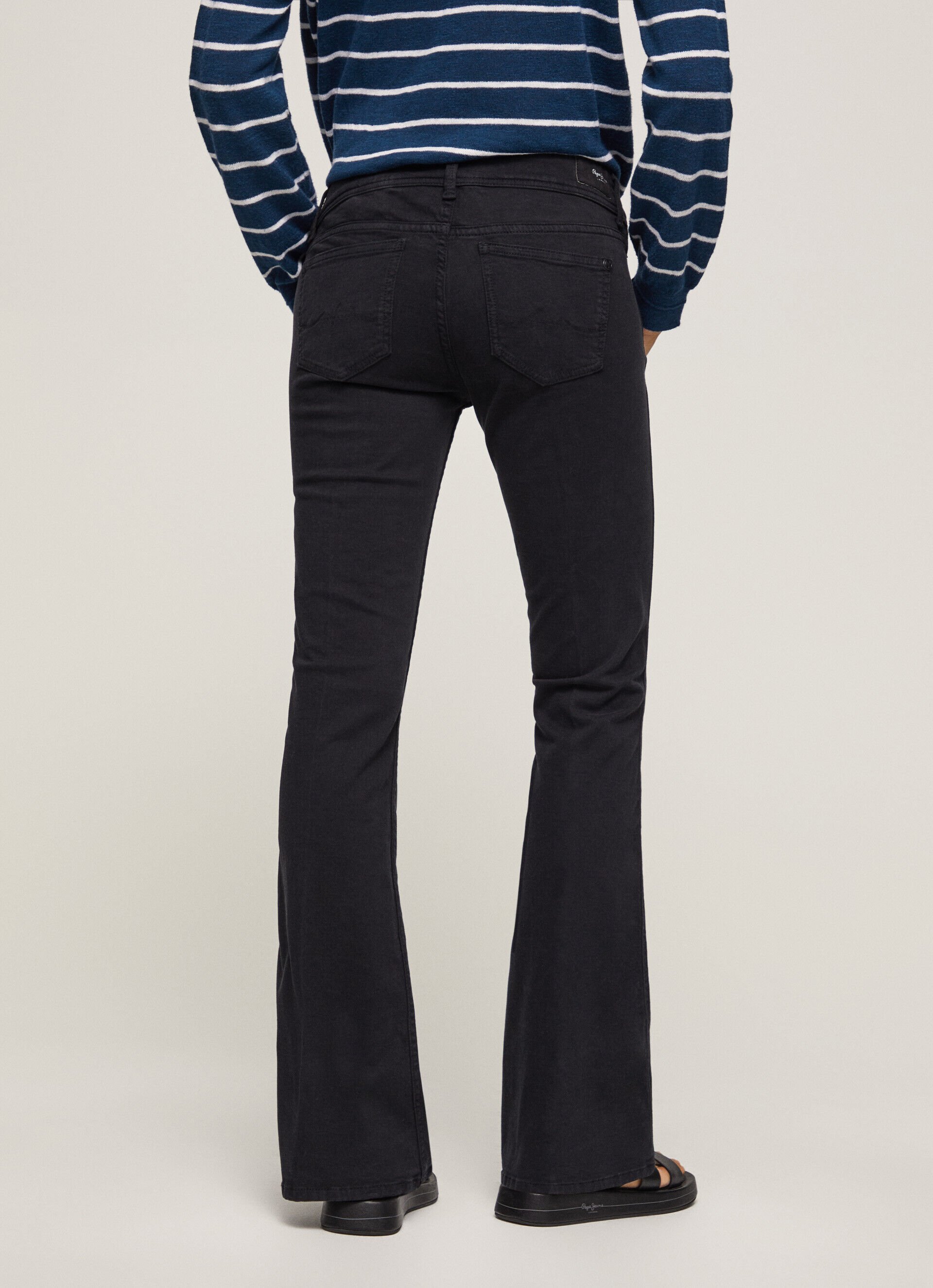 Calça de corte regular com 5 bolsos - preta