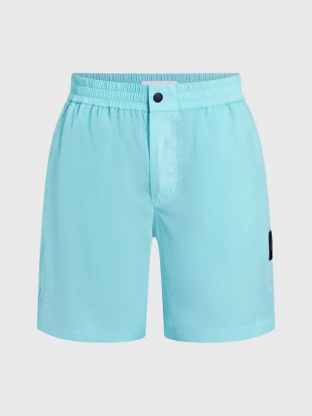 Calções de nylon com corte relaxado e detalhes em relevo.