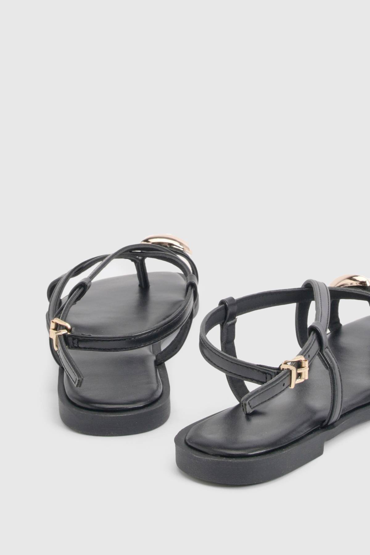 boohoo Sandales À Brides Avec Détail Hardwear Entre-orteils
