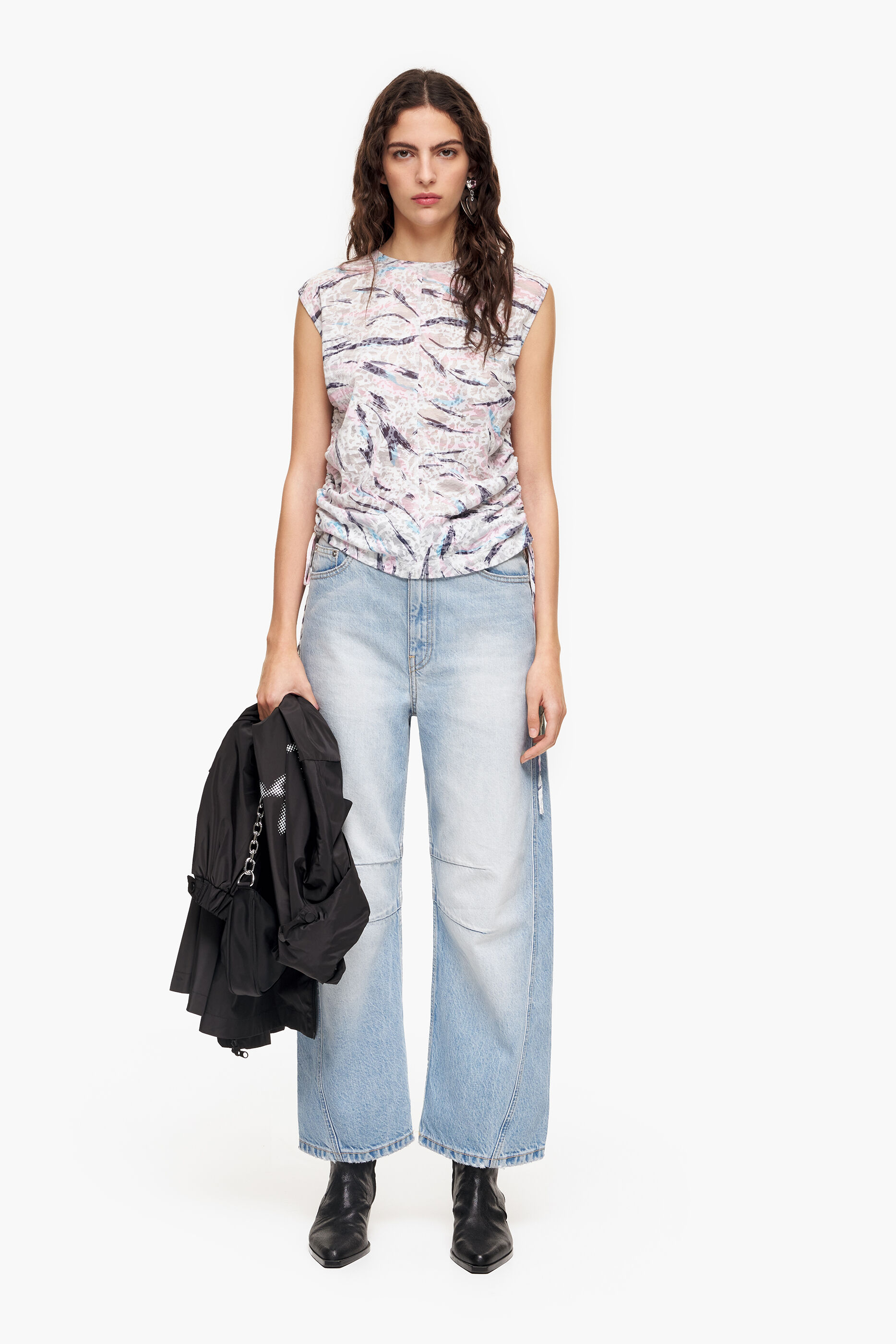 Camiseta branca de algodão com estampa de asas de borboleta